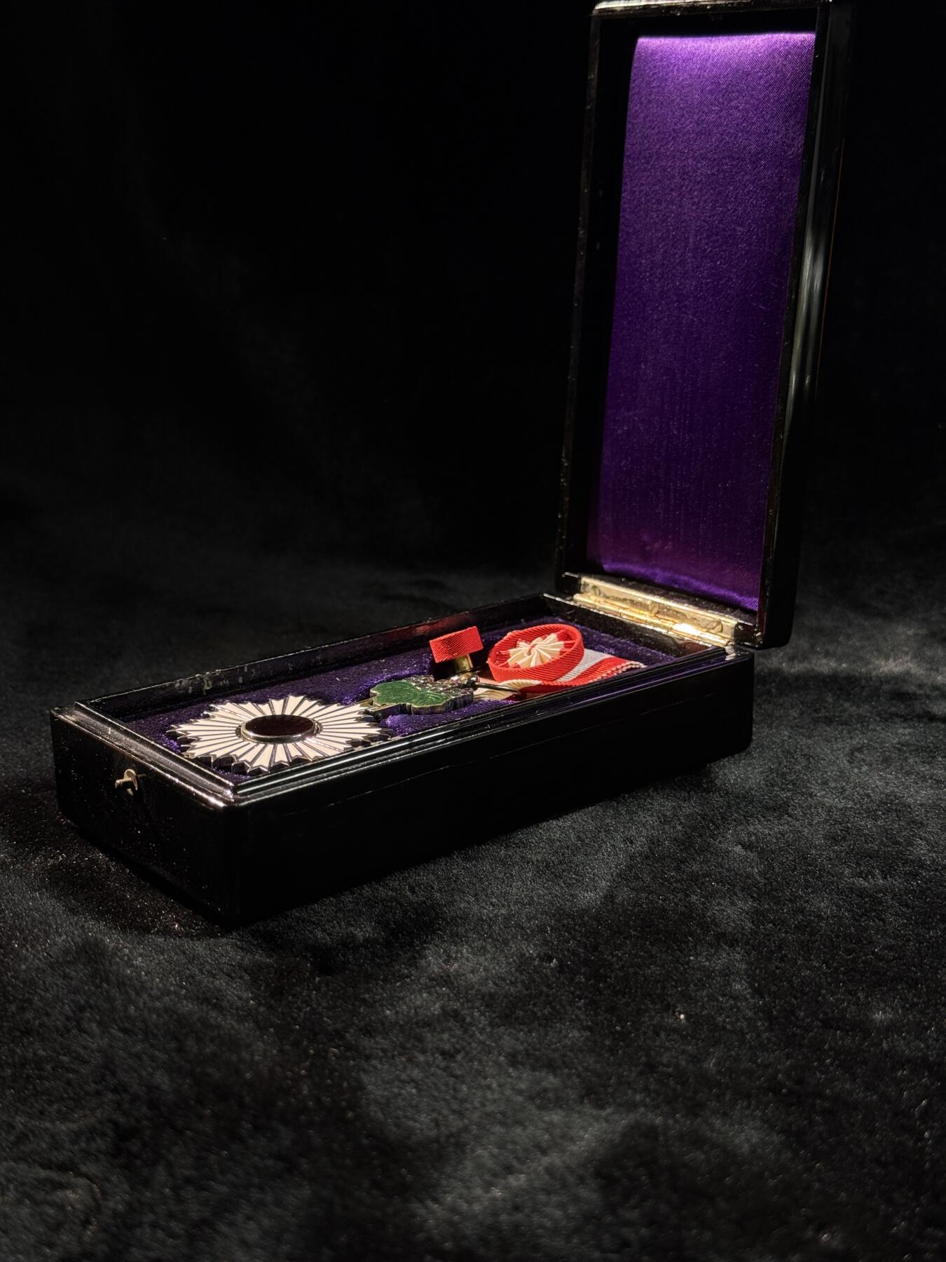 戎马世界章牌大赏第110期 日本勋四等旭日章，银制，盒子轻微瑕疵