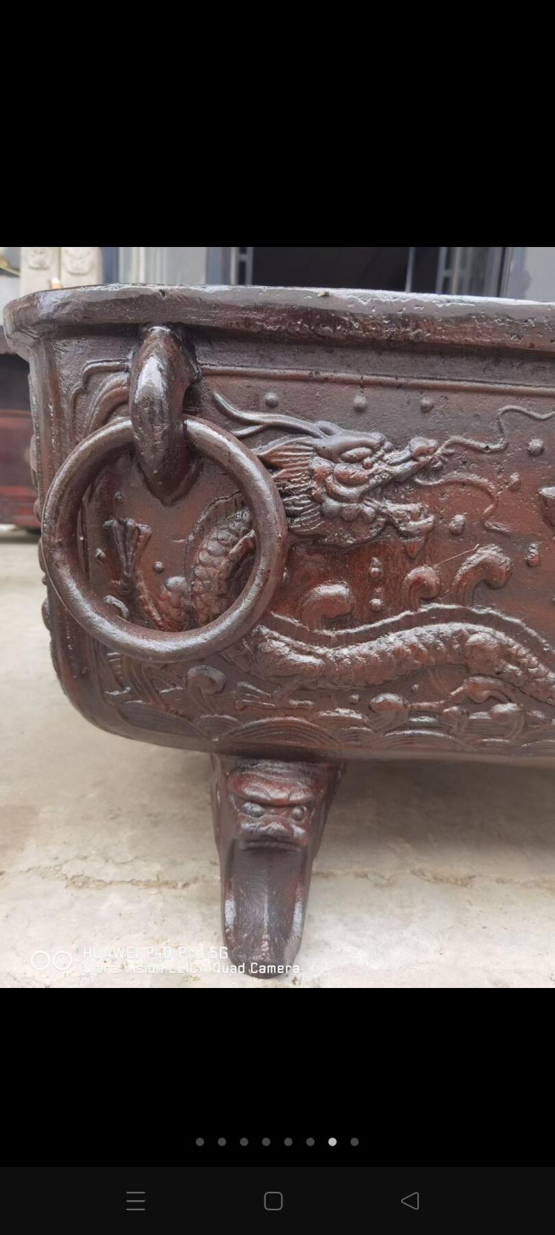 全品铸铁鱼龙变化盆老门海，高浮雕两面工一样，做工精堪，是庭院，四合院院中摆放，古代门海的寓意是带来财源和避祸。古人认为门前有海，如果里面储满水的话，就意味着钱到家。重700斤左右