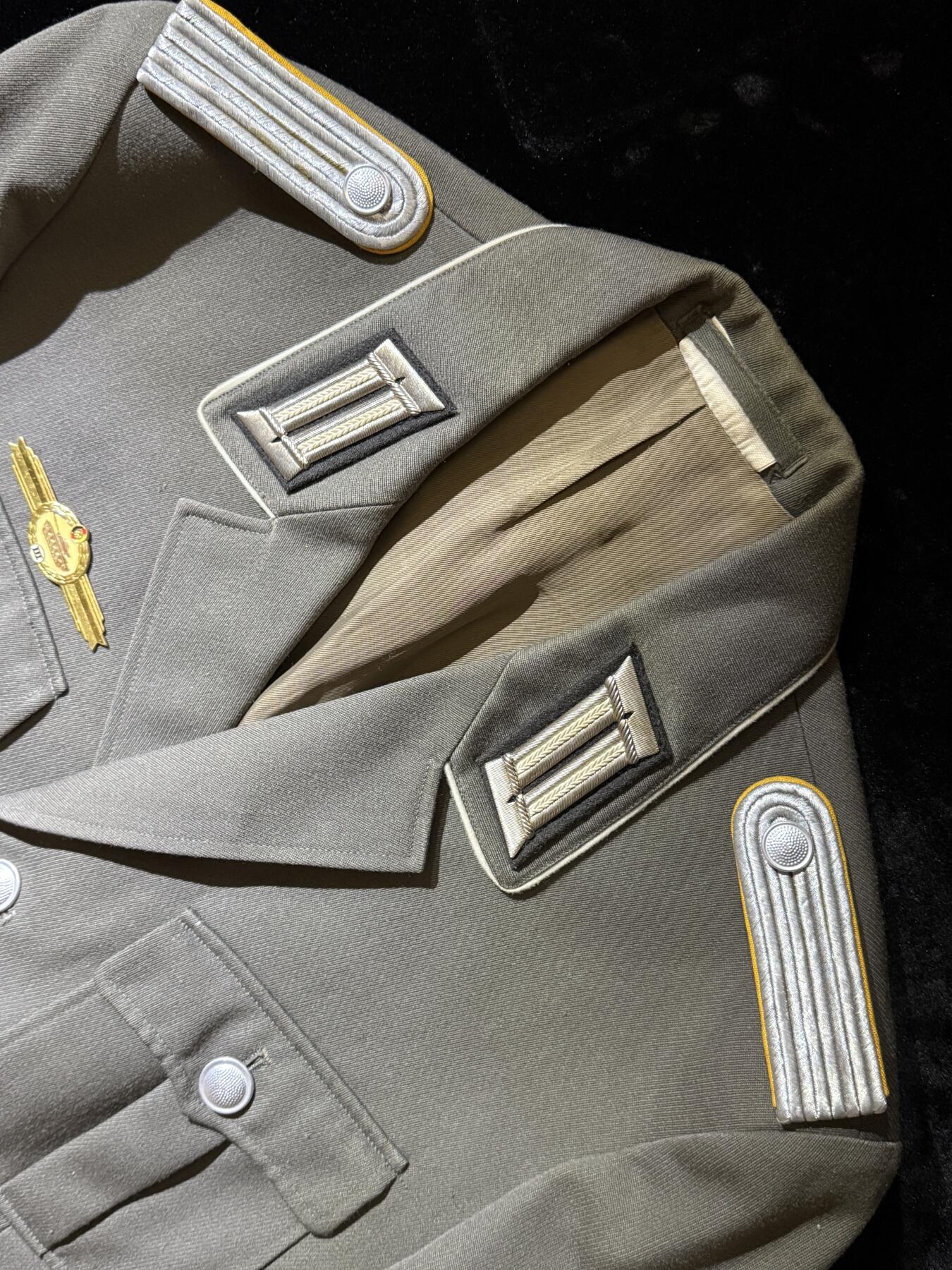 戎马世界章牌大赏第110期 东德军服，附带从士兵到尉官的肩章