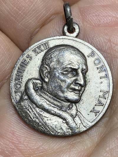 2026年第十五场(总第一百八十四场）外国好品散币场(免佣金) - 镀银–梵蒂冈🇻🇦约1958–1963年教皇若望二十三世吊坠，重6.8克(若望二十三世人称善良教皇，2014年被教皇方济各封圣，为天主教重要圣人之一)