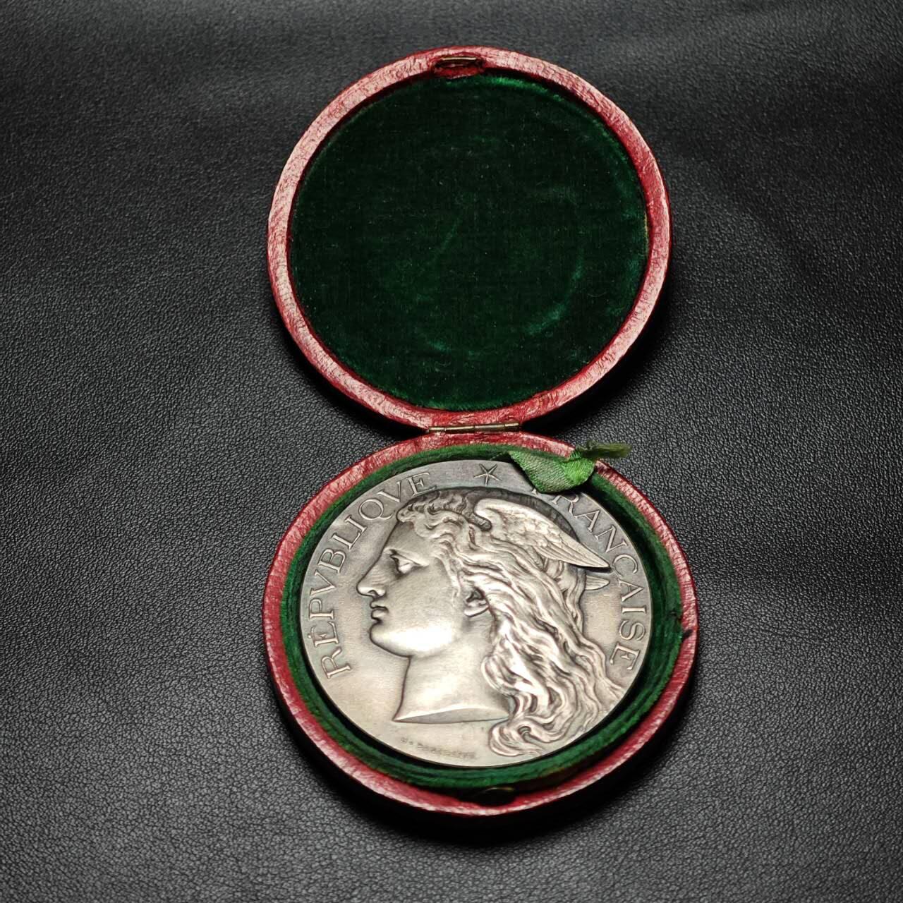 金瓯小拍第三期 古今币章 银价专场 法国农业部大银章1896年 重64克直径50mm 边铭丰饶角ARGENT 带原盒无法关闭