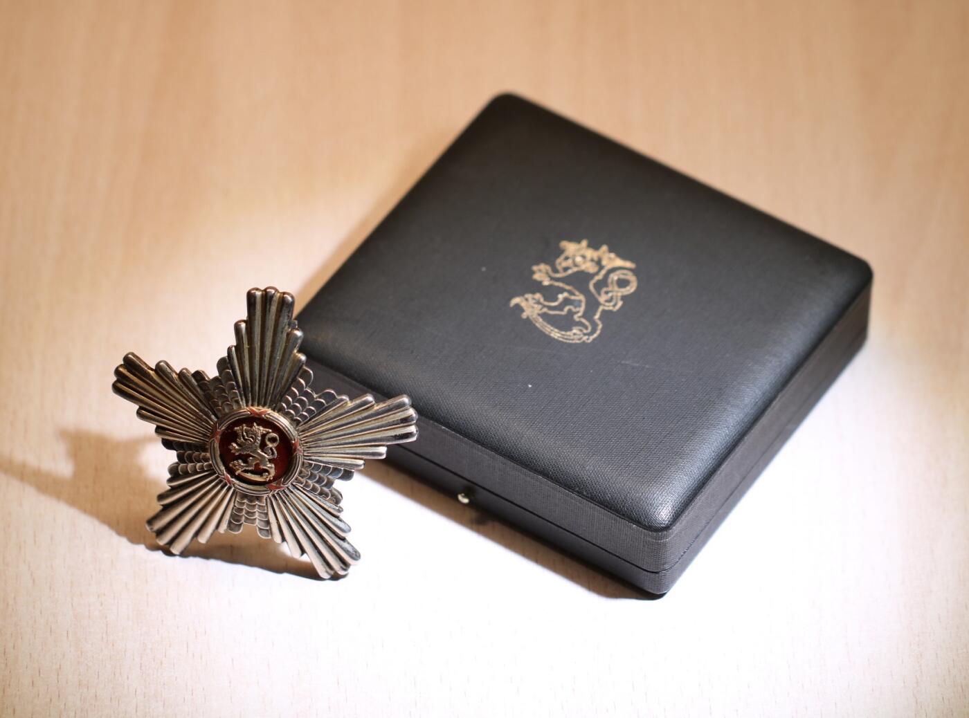 大猫徽章拍卖 第287期 芬兰大军官雄狮勋章，原盒，中间雄狮和别杆均为K金