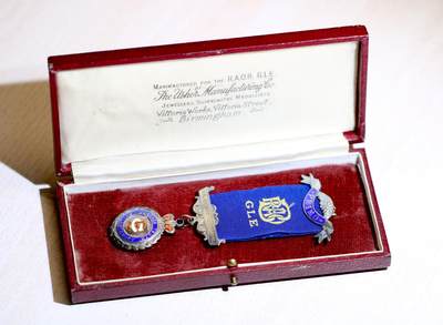 大猫徽章拍卖 第287期 - 英国共济会1937年银质奖章，原盒装，33克，925银镶珐琅，一位英国爵士背面可查