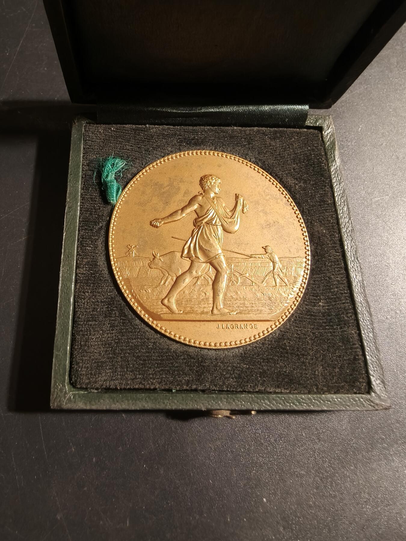 老王徽章第179期 法国鲁昂市园艺和农业协会镀金大银章     原盒     播种者    800银镀金    直径45mm     重量45.3g