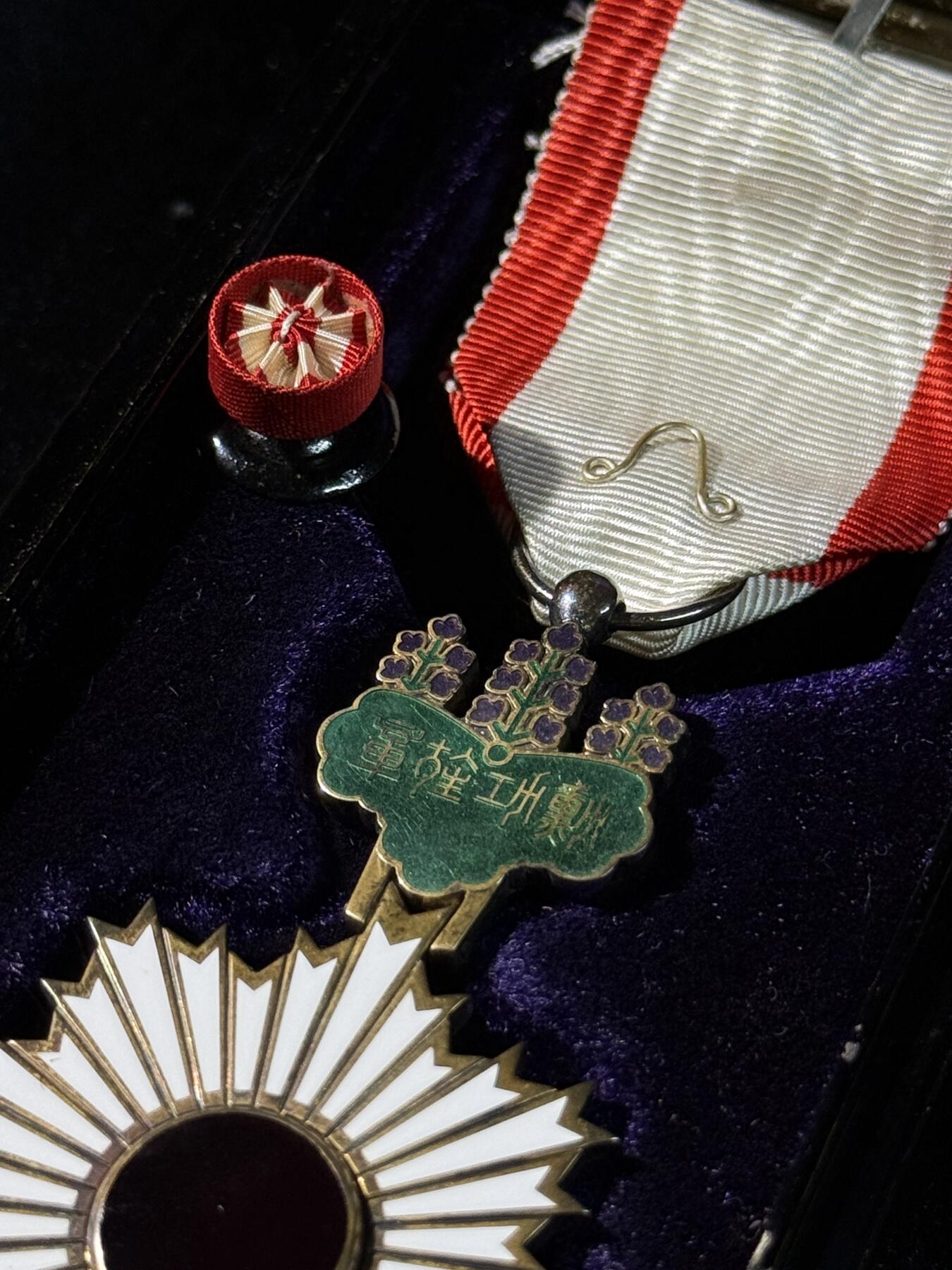 戎马世界章牌大赏第110期 日本勋四等旭日章，银制，盒子轻微瑕疵