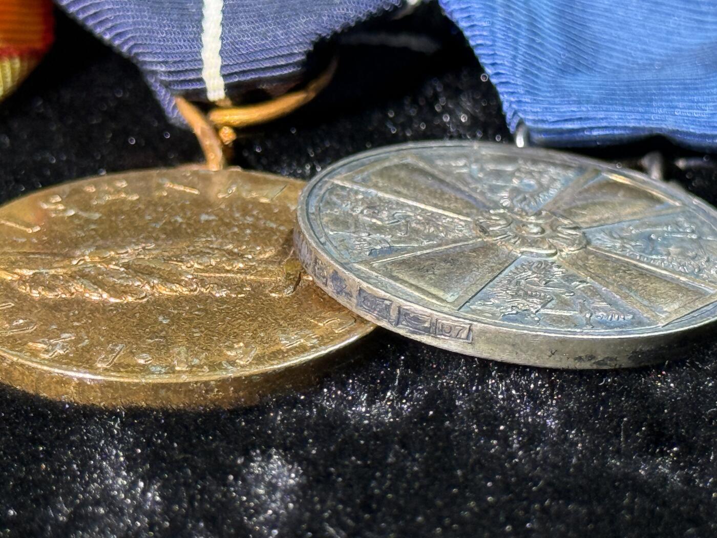 戎马世界章牌大赏第110期 芬兰 继续战争联排 二级继续战争自由奖章 继续战争纪念奖章 一级带金十字白玫瑰奖章(银制） 老兵奖章带25周年勋条