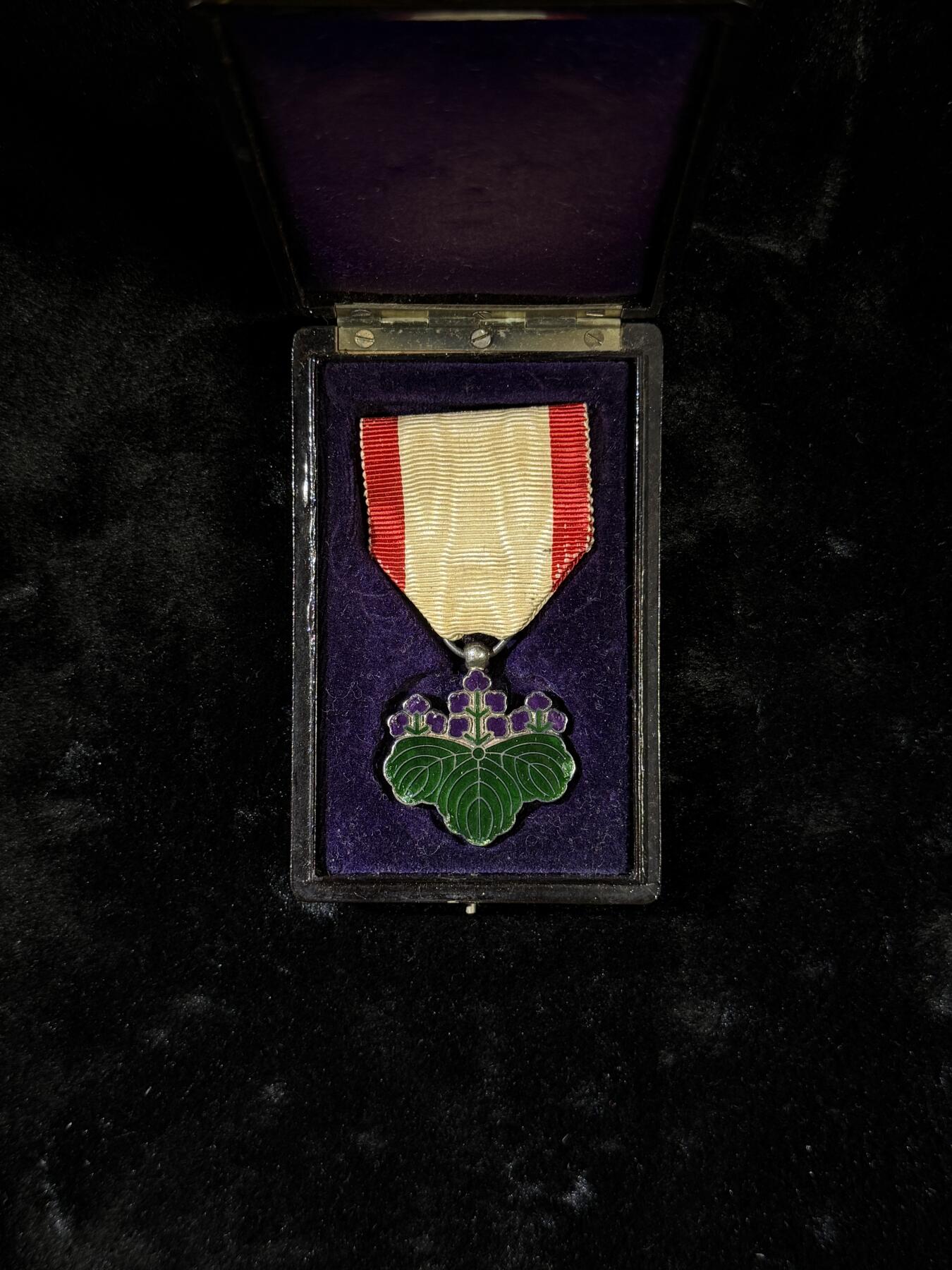 戎马世界章牌大赏第110期 日本勋七等青色桐叶章，银制，珐琅有损