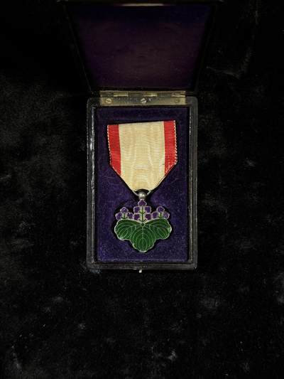 戎马世界章牌大赏第110期 - 日本勋七等青色桐叶章，银制，珐琅有损