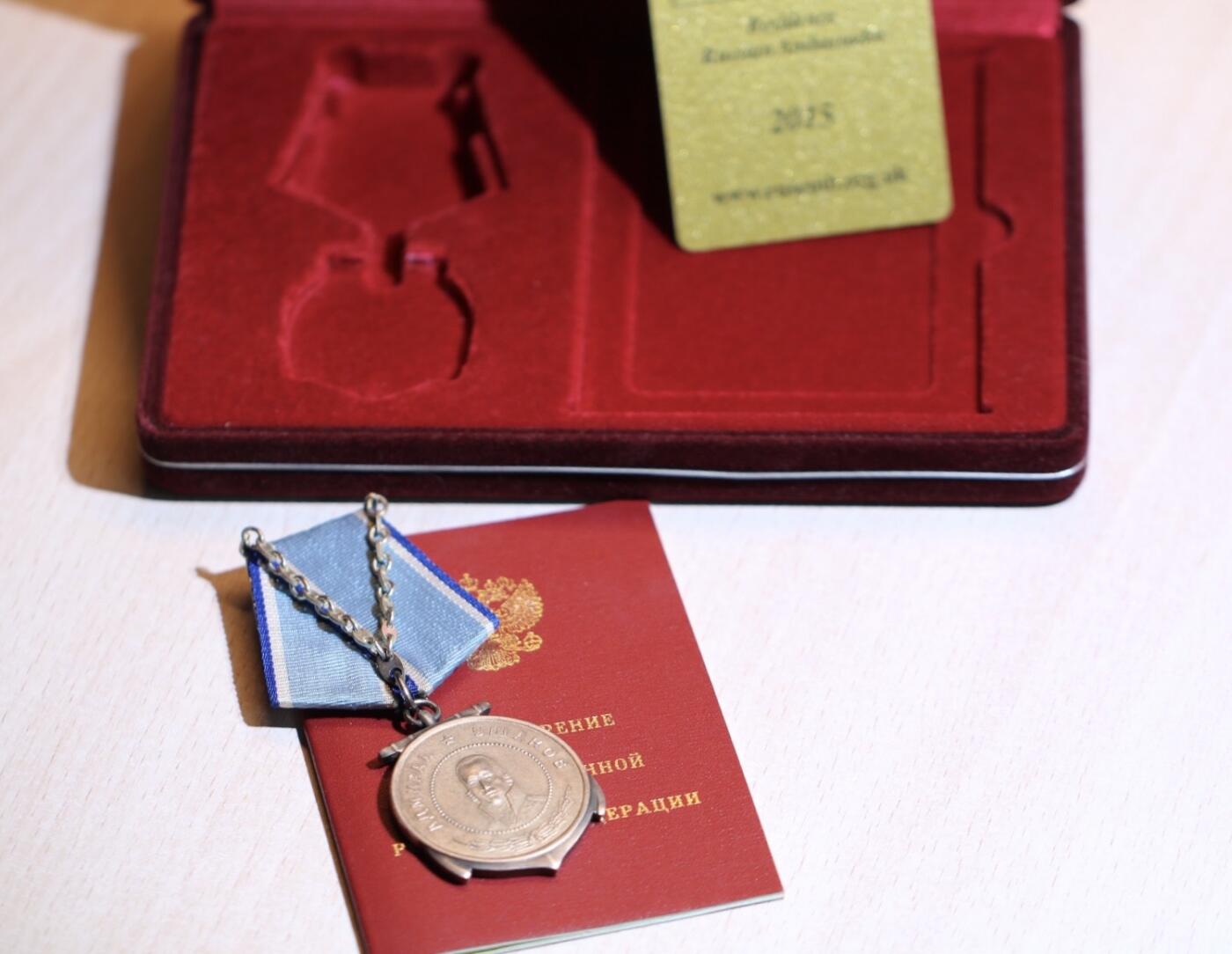 大猫徽章拍卖 第287期 俄联邦外绶乌沙科夫奖章，因参与北极航线护航授予英国皇家海军水兵，得主曾在君权号战列舰等战舰服役，证书普京印签