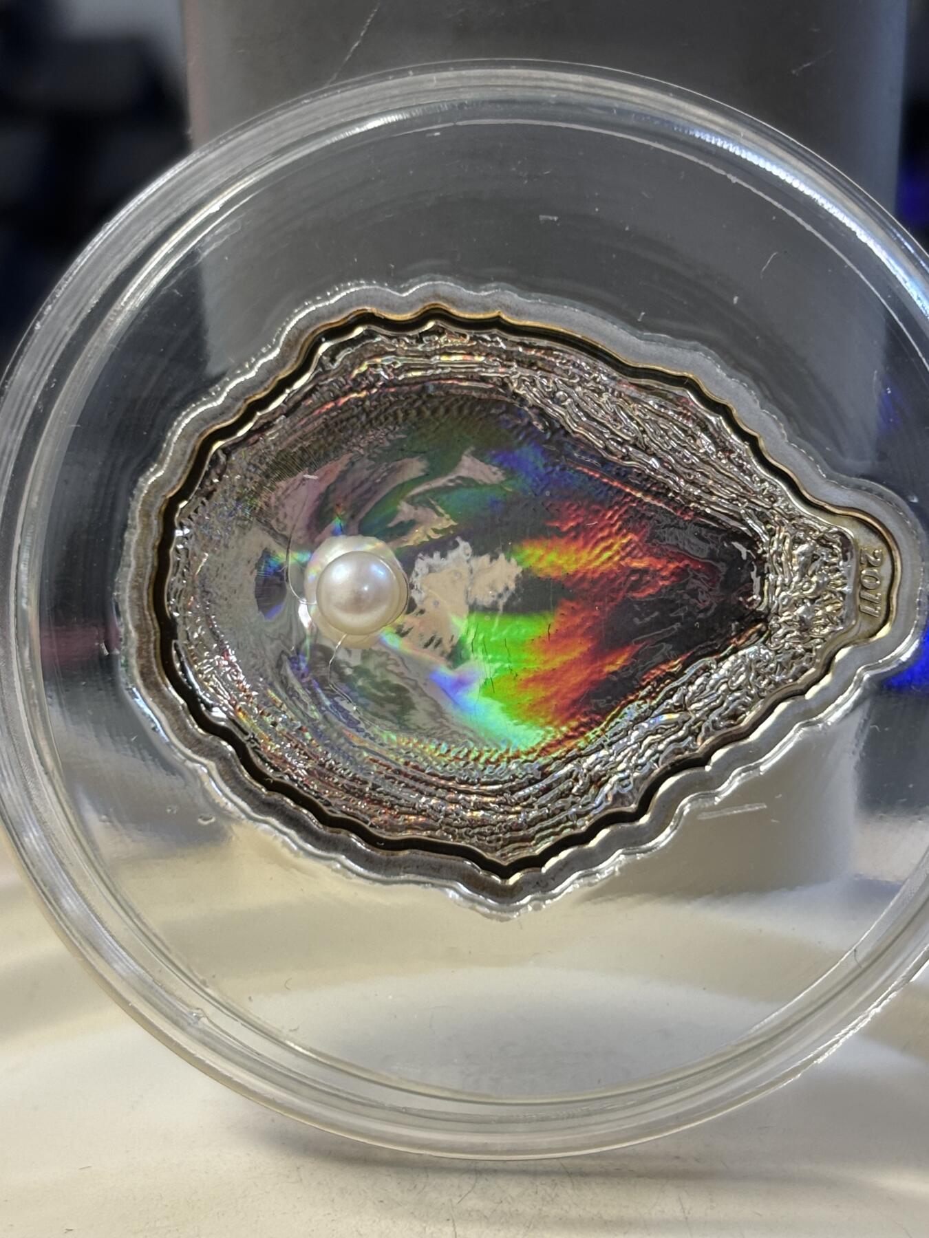 第189期拍卖 获奖帕劳2011年玉蚌含珠镶嵌珍珠异形纪念银币，25克，925银，发行2500枚