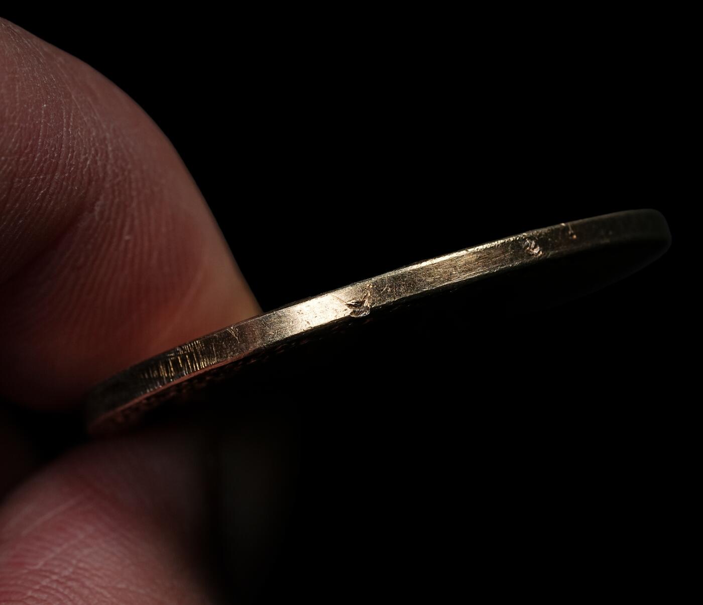 修遠堂世界钱币第102期 1903 年德国不来梅犬业协会“第一届国际犬展”纪念鎏金银章，边缘局部略有打磨和磕碰，33.20mm，16.16g