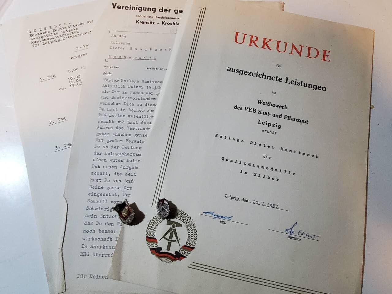 韵星假日拍卖第三十八期 -- Rimey Holidays Auction 38 民主德国套证章一组 -- 莱比锡社会主义建设银级奖章证书 农业社会主义建设感谢信和通知200马克奖金 会议日程文件 + 银级社会主义建设功勋活动家奖章+银级fdj活动家证章 完整一套 