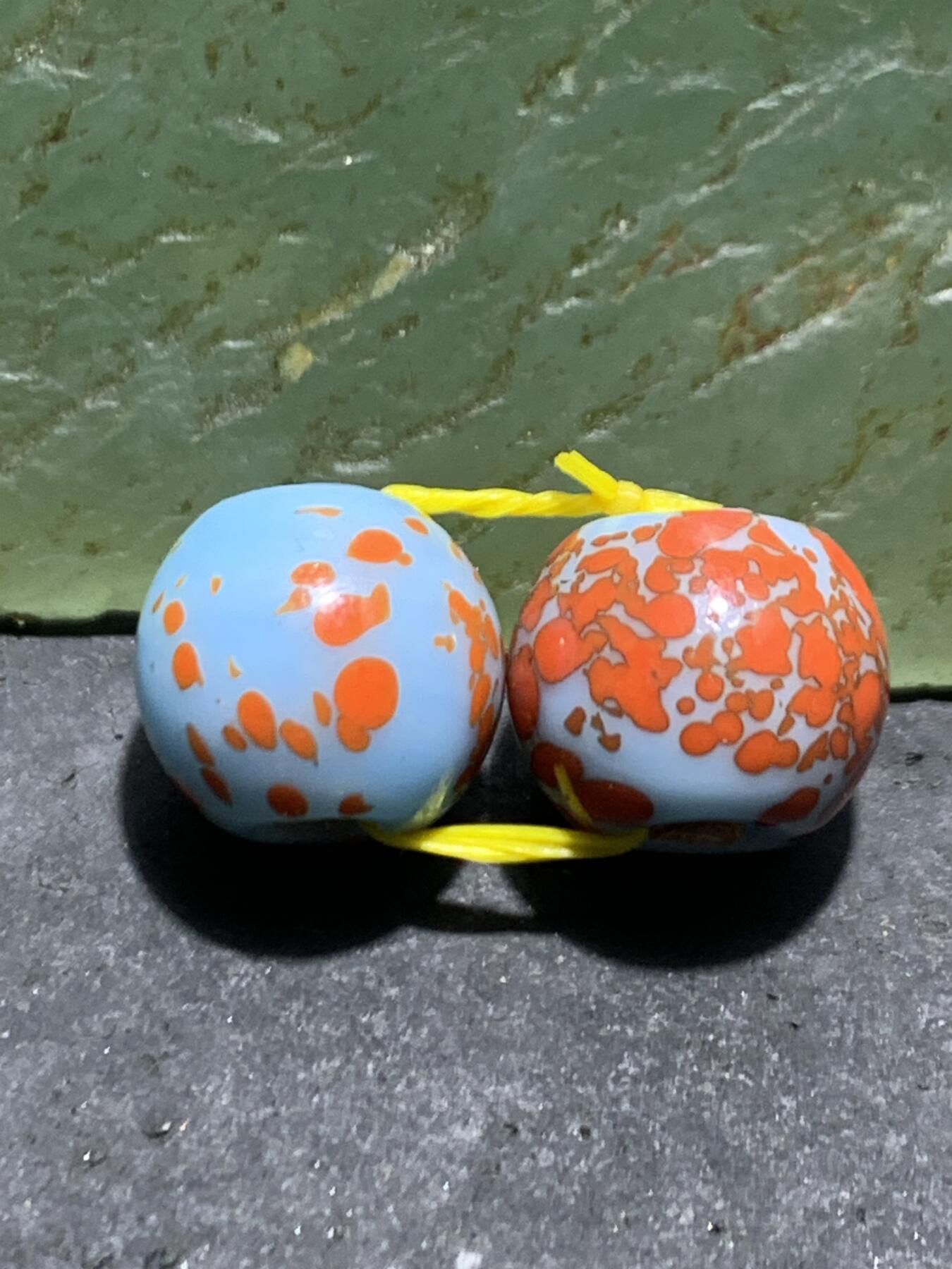 建国前后库存天蓝色蘸花工艺琉璃苹果珠一对，