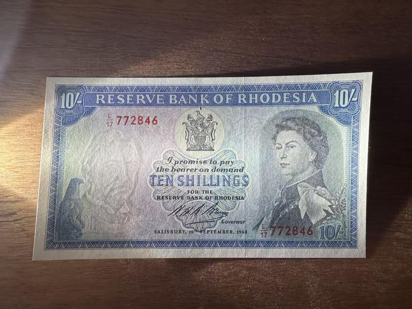 徐霞客拍卖首拍 罗得西亚	P-27b 1968年10先令 L/17 772846	au	纸币中间缺一个小点肉 	罗得西亚镑体系下的最后一批纸币之一，1970年罗得西亚就将货币改为元，因此该版纸币见证了旧殖民货币体系的终结。伊丽莎白二世女王肖像，延续了英属殖民地纸币的传统，同时也是罗得西亚在法律上仍宣称效忠英国王室的象征。