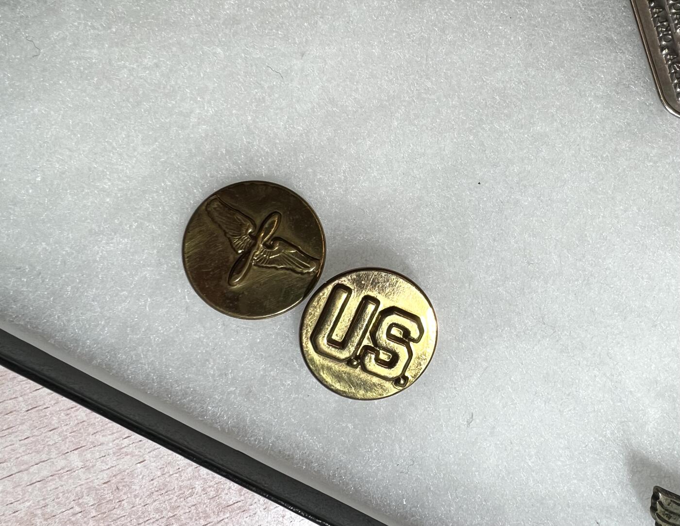 大猫徽章拍卖 第287期 飞虎队轰炸机飞行员大套，属于Glenn F. Murry，包含杰出飞行十字勋章（带刻名，有损，带事迹）、空军奖章、血符、中缅印臂章（金属丝编制）、轰炸和陆军飞行技能章、狗牌等等，附带打印得主资料。