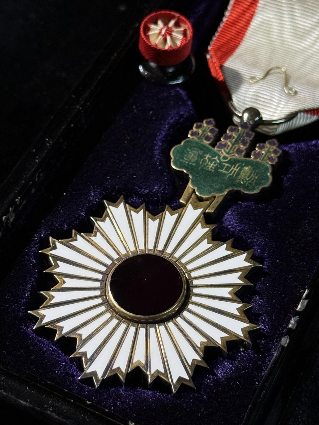 戎马世界章牌大赏第110期 日本勋四等旭日章，银制，盒子轻微瑕疵