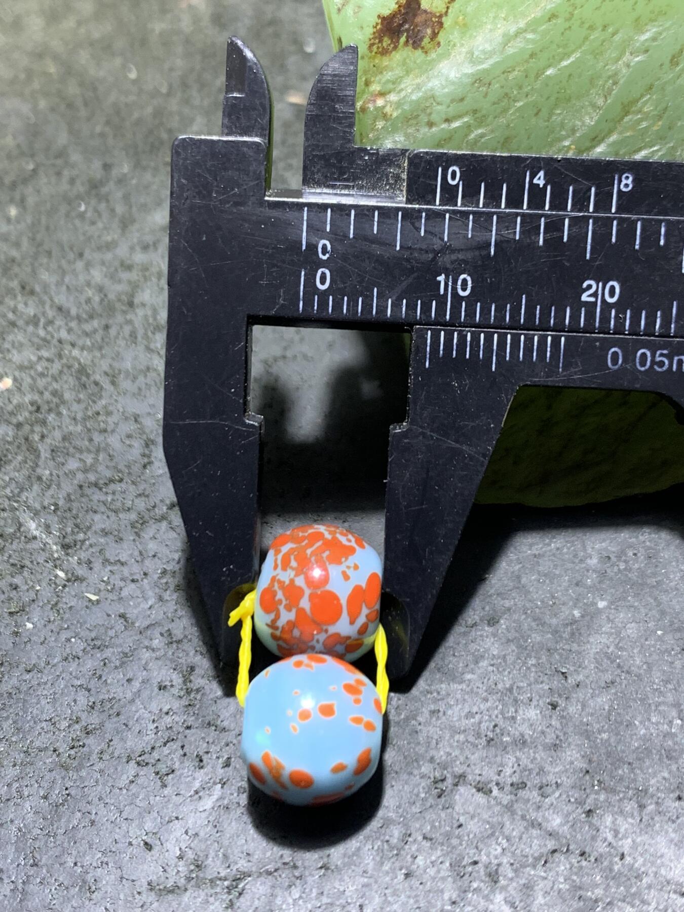 建国前后库存天蓝色蘸花工艺琉璃苹果珠一对，