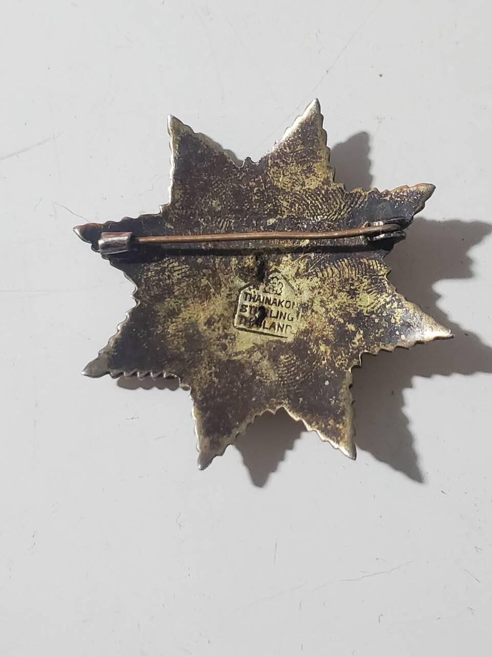 韵星假日拍卖第三十八期 -- Rimey Holidays Auction 38 泰王国拉玛9世银制农业部荣誉官员证章 部分珐琅 星芒造型 非常精美 925高银 Thainakoi珠宝厂制作 带有sterling银标 颁发给在农业部服务的高级官员 非常好看 