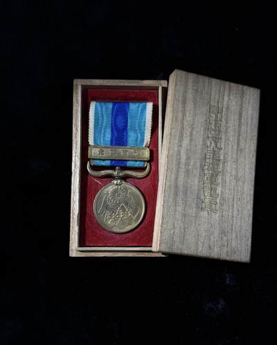 戎马世界章牌大赏第110期 - 日俄战役从军记章，螺杆处有松动