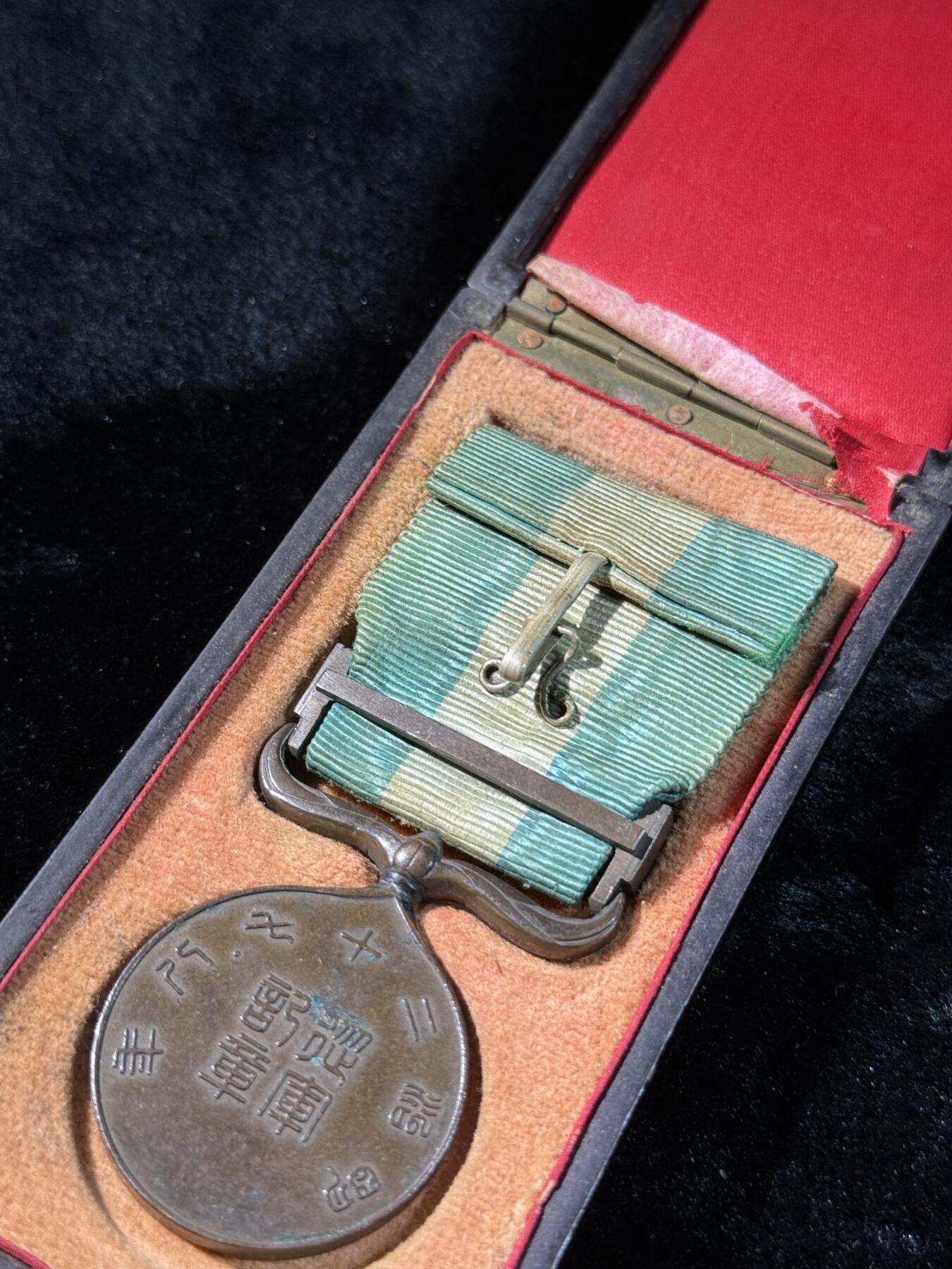 戎马世界章牌大赏第110期 勿忘国耻！日本甲午从军记章，盒子有损