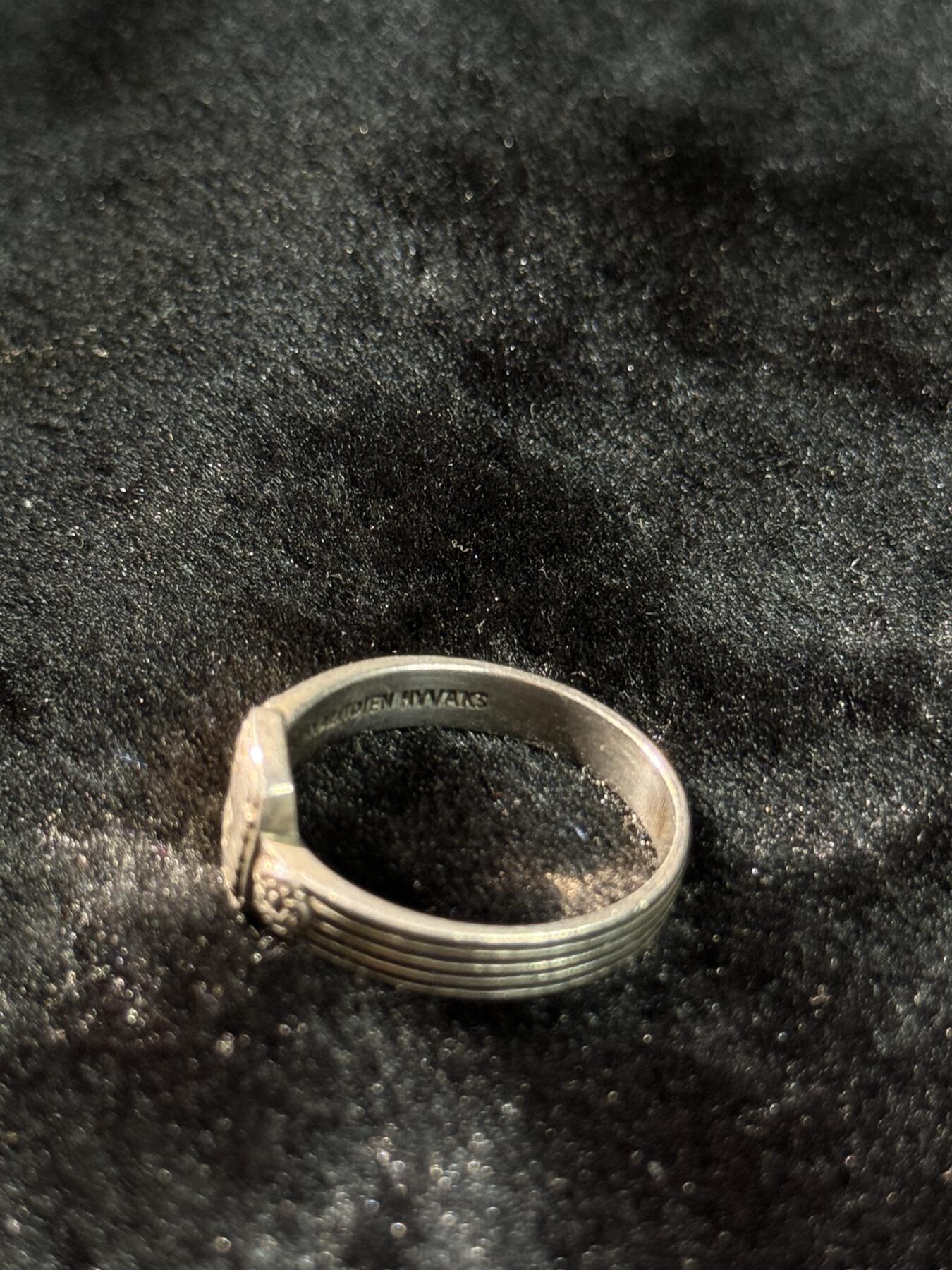 戎马世界章牌大赏第110期 芬兰 冬季战争战伤纪念戒指 1940年份标银标 带铭文“为伤兵的利益’少见 品相很不错