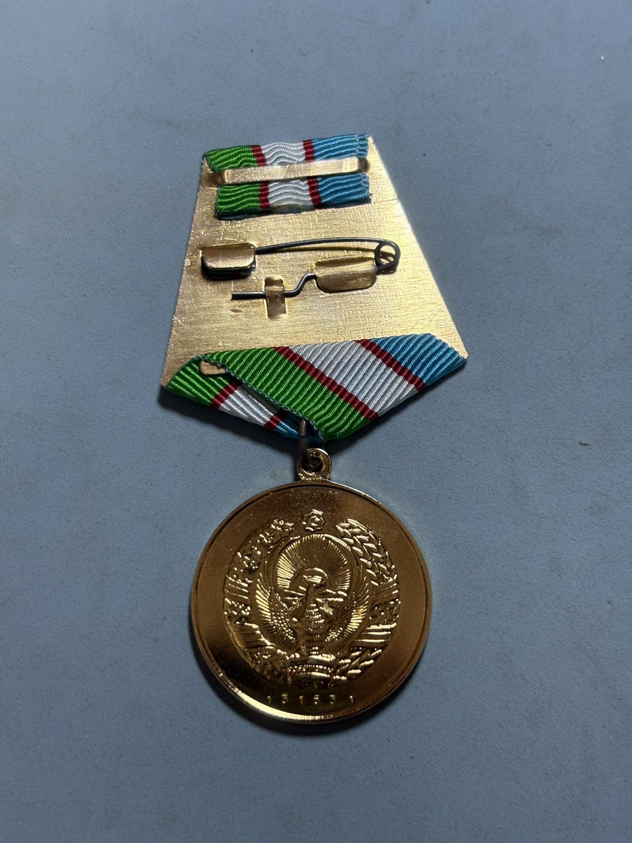 盛世勋华——号角文化勋章邮票专场拍卖第302期 乌兹别克斯坦荣誉奖章带证书，该奖章1994年授予“Молохова Надежда”（娜杰日达·莫洛霍娃），该章由乌兹别克斯坦首任总统伊斯兰·卡里莫夫于1994年设立，是乌兹别克斯坦重要的国家荣誉之一。授予对象为乌兹别克斯坦公民及外籍人士，表彰其在经济、科学、文化发展，以及培养下一代爱国主义精神、维护国家独立与社会进步等领域中，凭借勤恳工作取得的杰出成就。