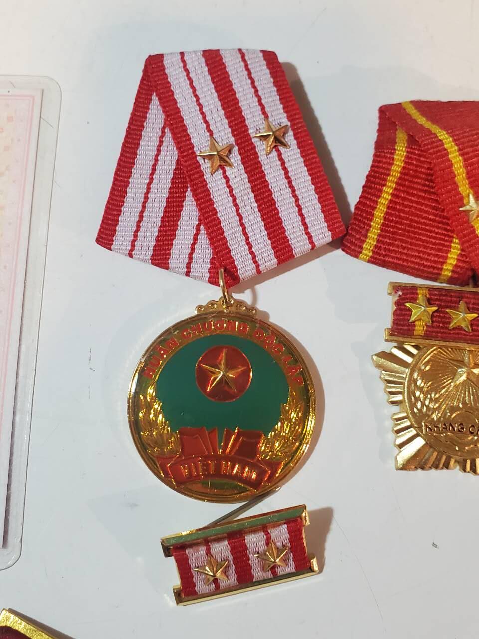 韵星假日拍卖第三十八期 -- Rimey Holidays Auction 38 越南越战老兵河内首都干部潘顺（与下一套为夫妻）全套 -- 二级独立勋章带略（第三高级勋章）一级抗战勋章带略 胡志明河内纪念奖章 河内市首都建设奖章 河内建设30年奖章 三枚越战战时白铜版本优秀士兵奖章 为教育事业服务奖章 师团奖章 荣军、社福，劳动部奖章 河内五十年大会代表证章 党代会出席证 非常齐全由原主流出 部分章打有军工厂厂标 一套品相等级材质兼具的套章 