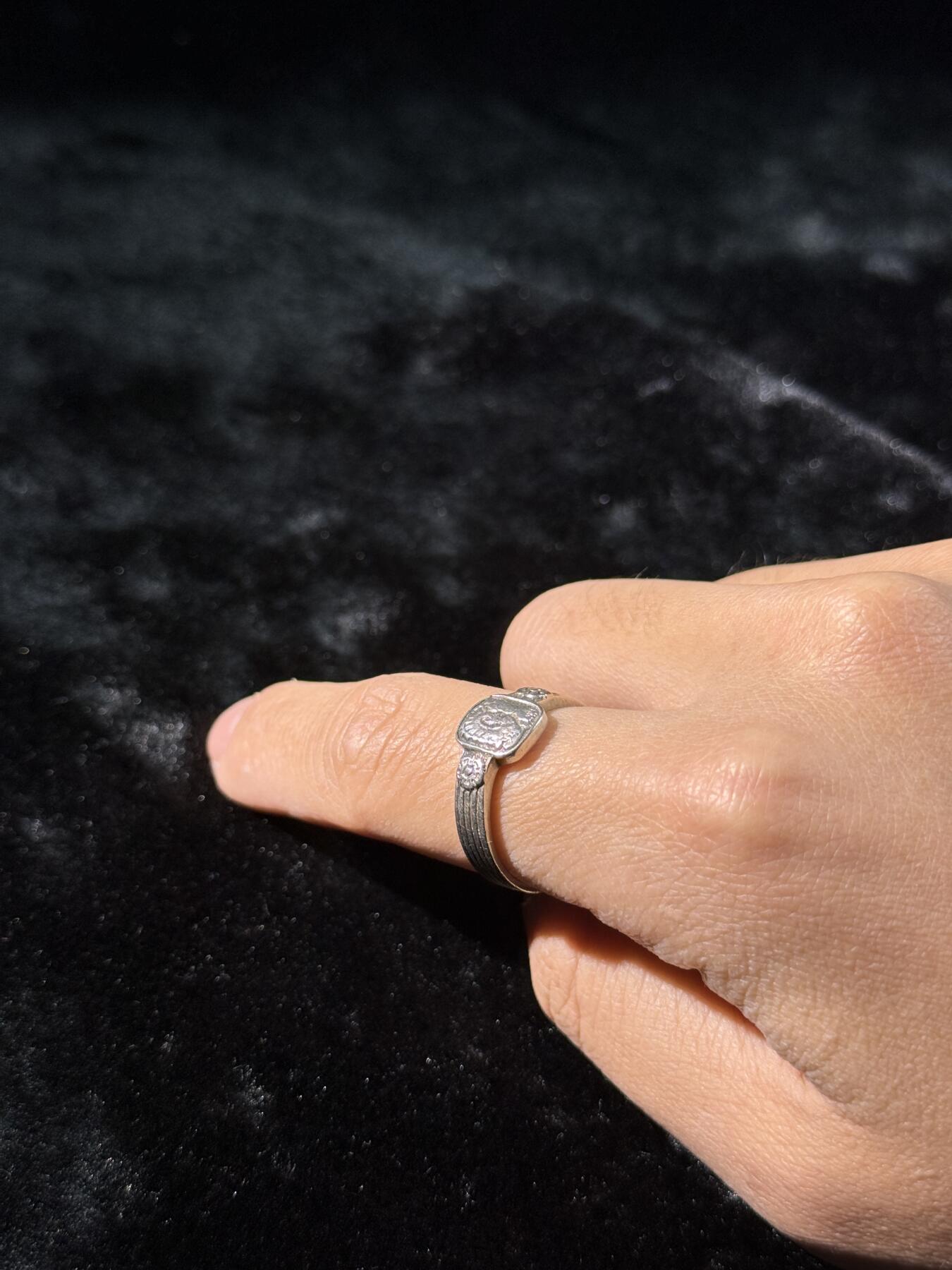 戎马世界章牌大赏第110期 芬兰 冬季战争战伤纪念戒指 1940年份标银标 带铭文“为伤兵的利益’少见 品相很不错