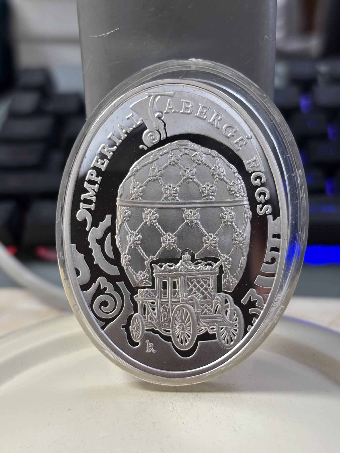 第189期拍卖 纽埃2010年俄罗斯皇家彩蛋加冕镶嵌水晶椭圆56.56克银币，925银，发行5000枚，塑料盒有瑕疵