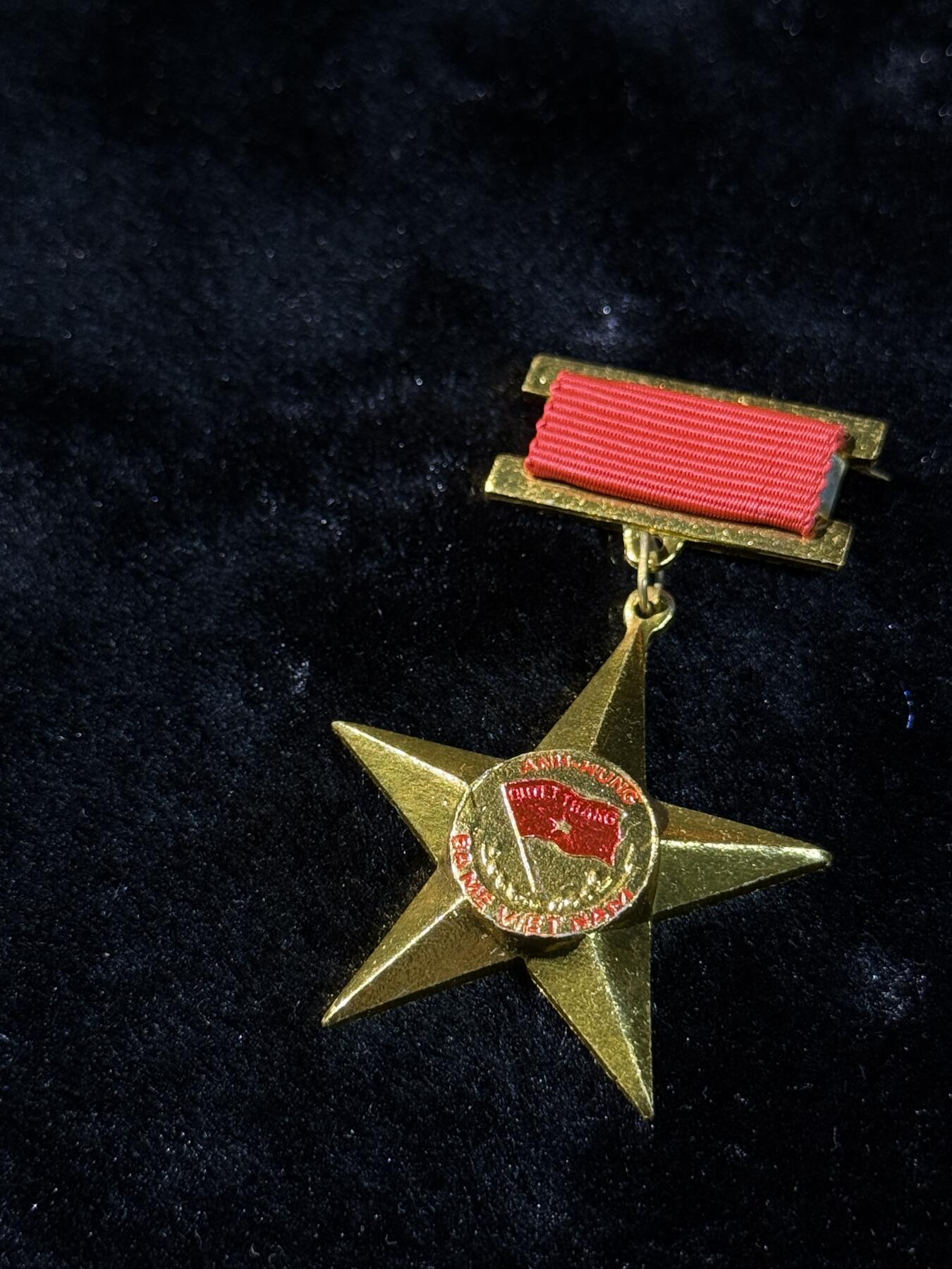 戎马世界章牌大赏第110期 越南英雄母亲奖章，铝制