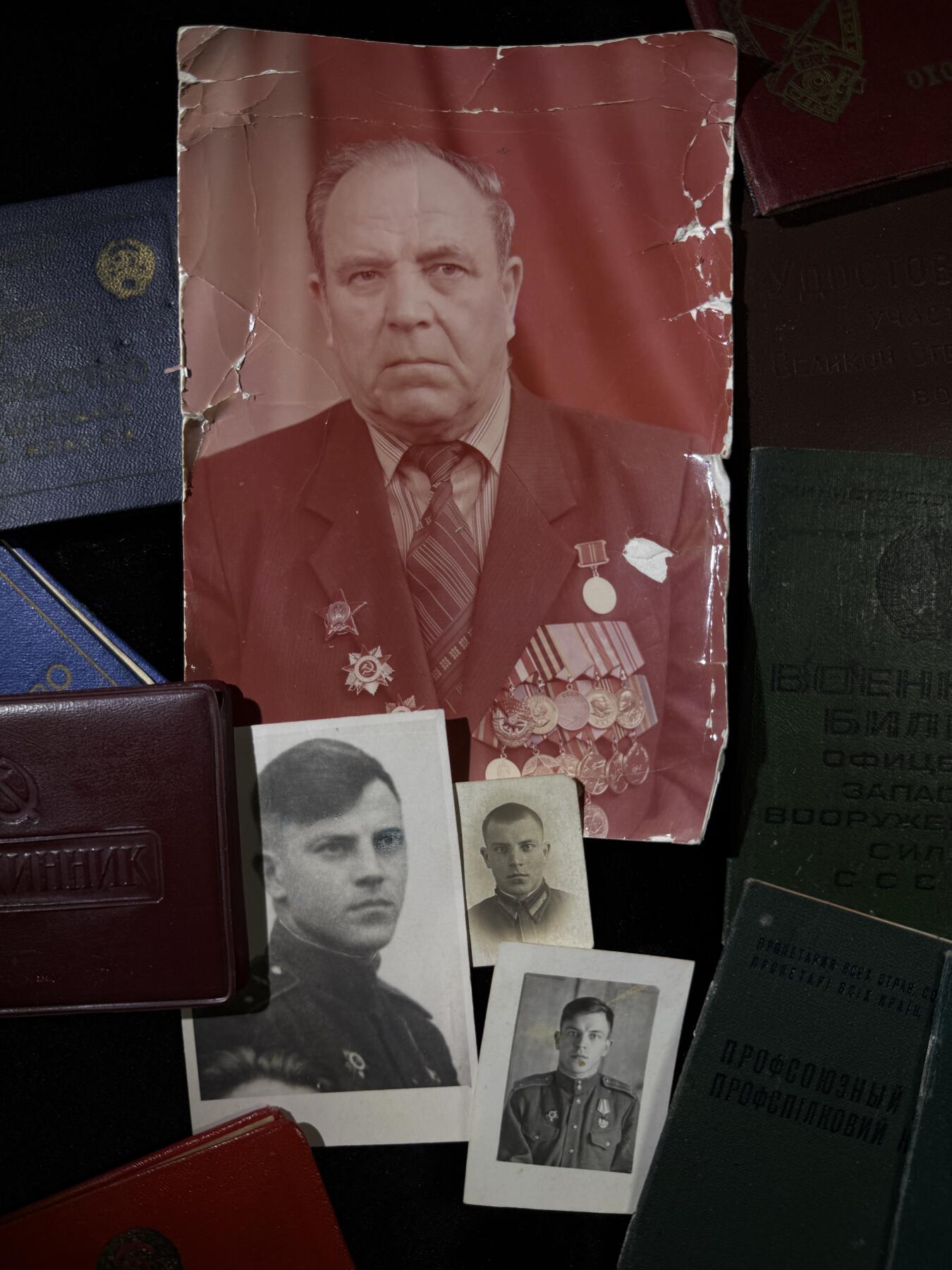 戎马世界章牌大赏第110期 苏联空军飞行侦察员勋章证书与证件一套，带得主相关事迹与履历，得主曾驾驶飞机（推测为雅克9R）侦查敌军部队、港口，并在行动中消灭敌军40人，获得红旗勋章