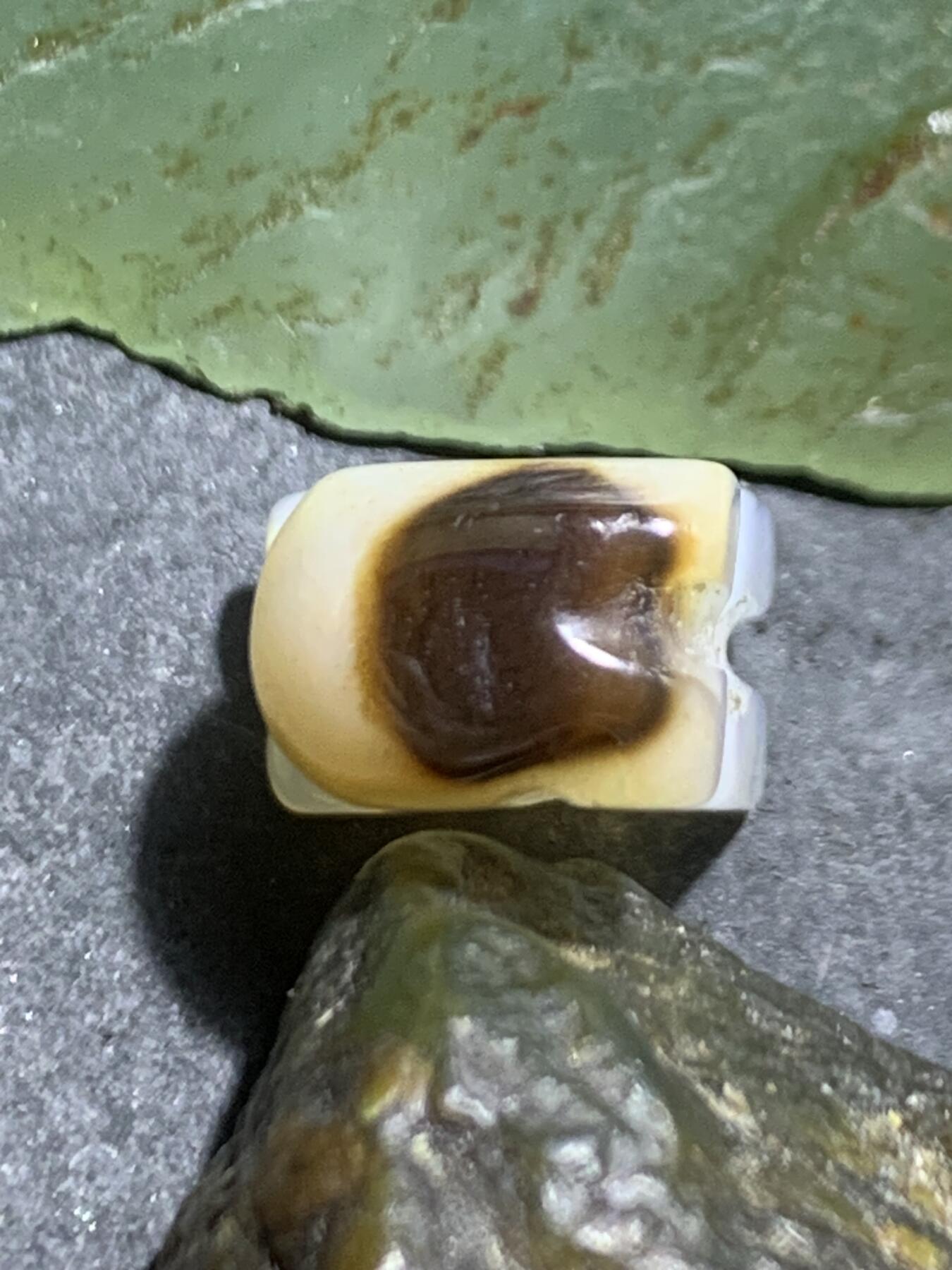 精美海洋玉髓手工雕刻灵鼠吊坠一颗