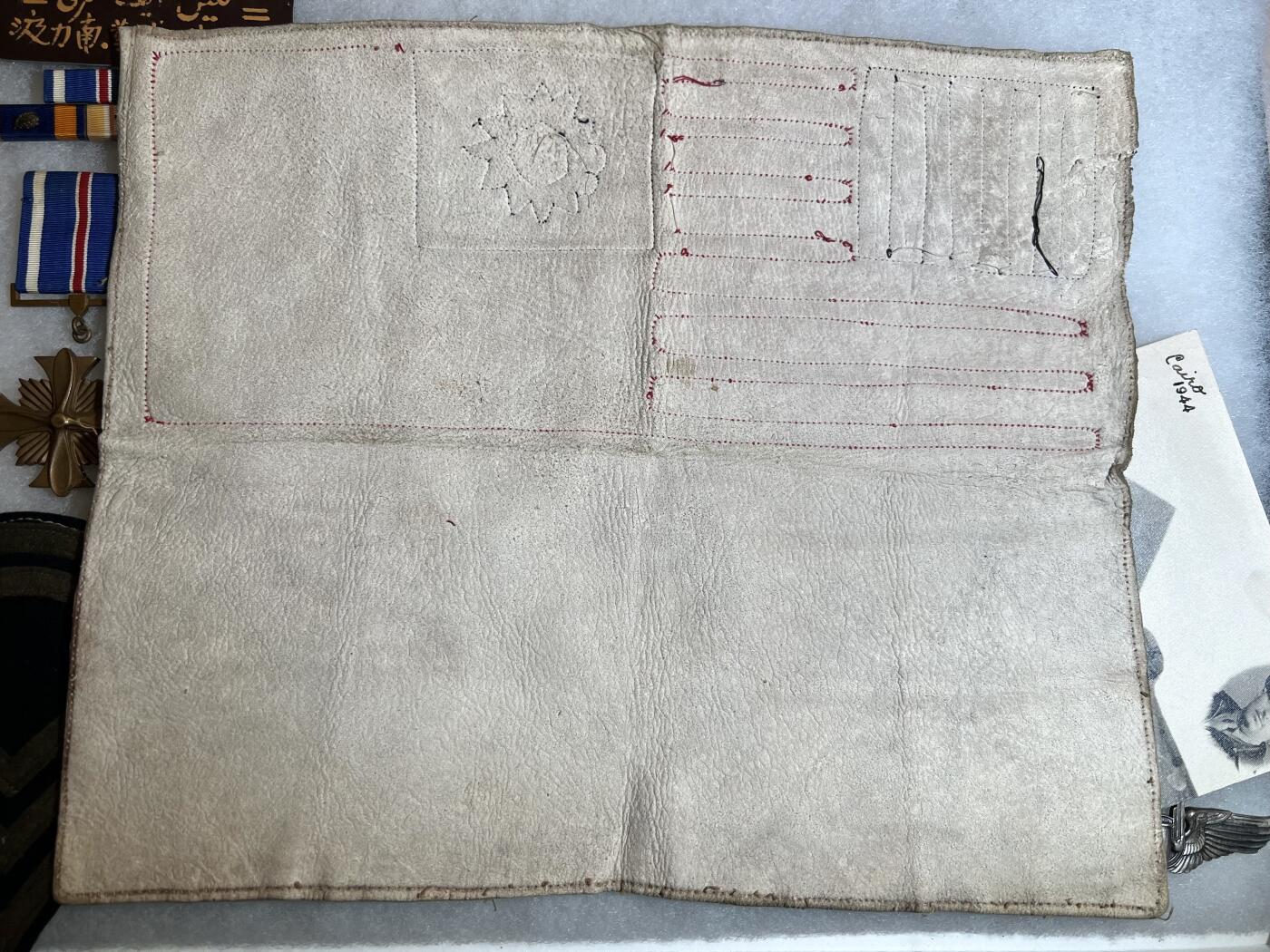 大猫徽章拍卖 第287期 飞虎队轰炸机飞行员大套，属于Glenn F. Murry，包含杰出飞行十字勋章（带刻名，有损，带事迹）、空军奖章、血符、中缅印臂章（金属丝编制）、轰炸和陆军飞行技能章、狗牌等等，附带打印得主资料。