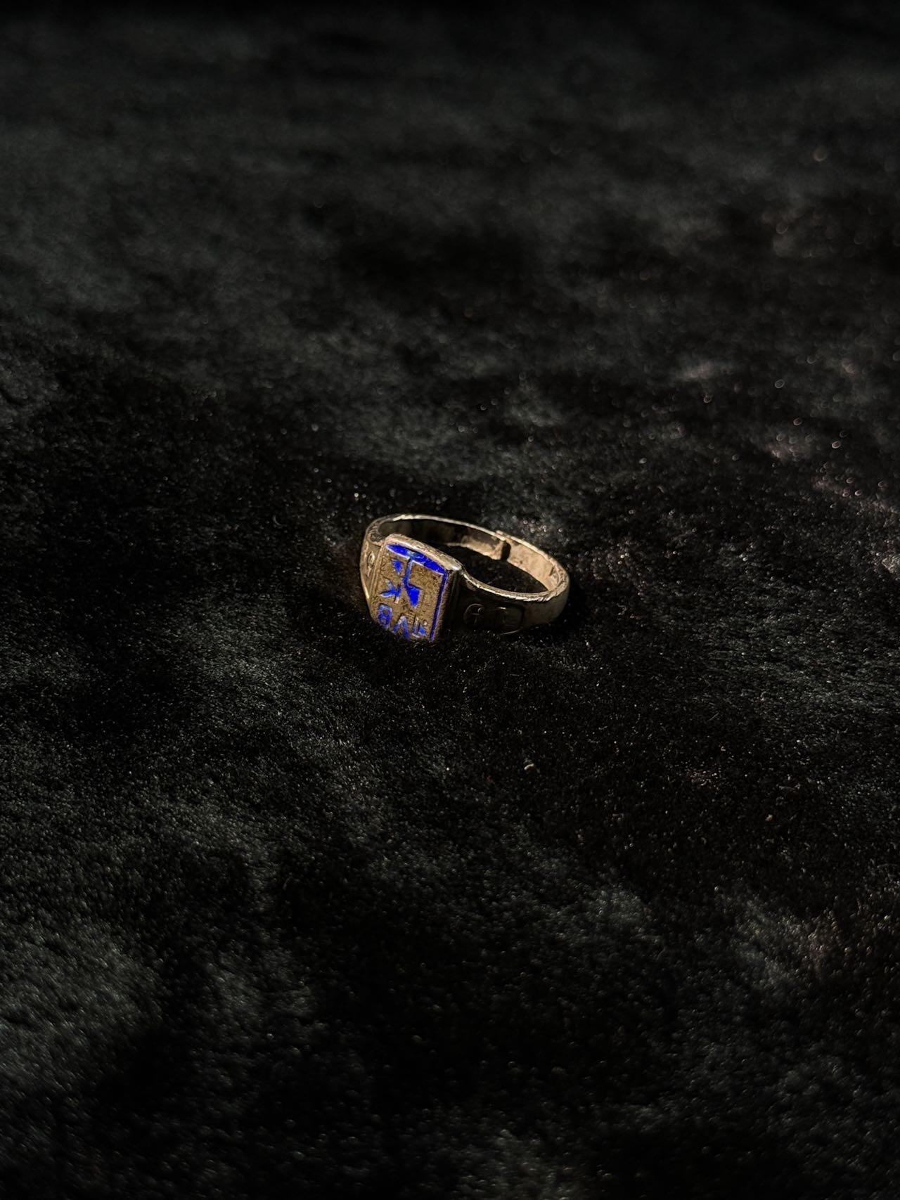 戎马世界章牌大赏第110期 芬兰 学校毕业戒指 银制珐琅带标 内侧带铭文，珐琅有磕碰