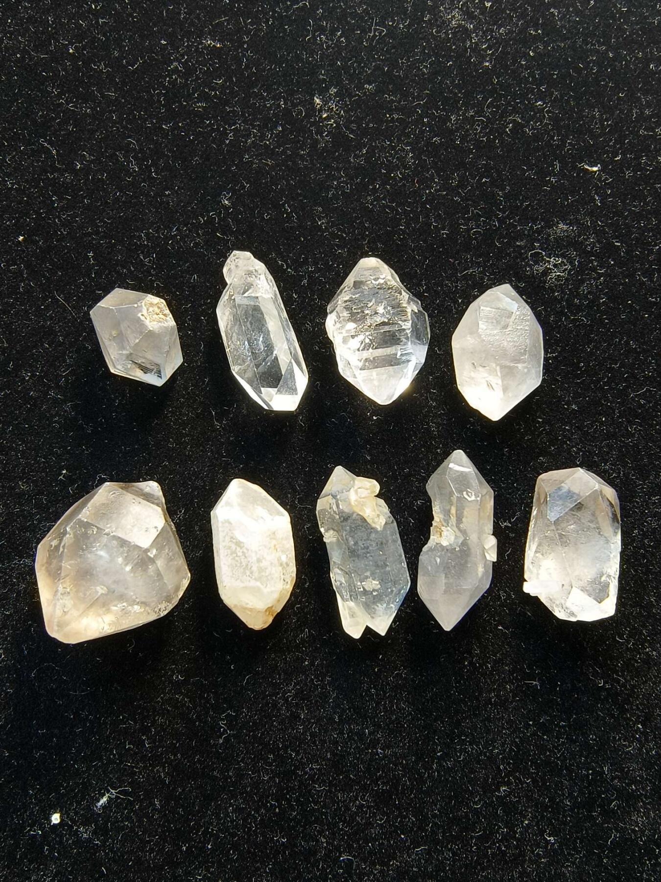 七河·世界币章矿标杂件每周小拍（总第35期）（本场周二结标） k615（5） 云贵闪灵水晶原石一组9件 50克