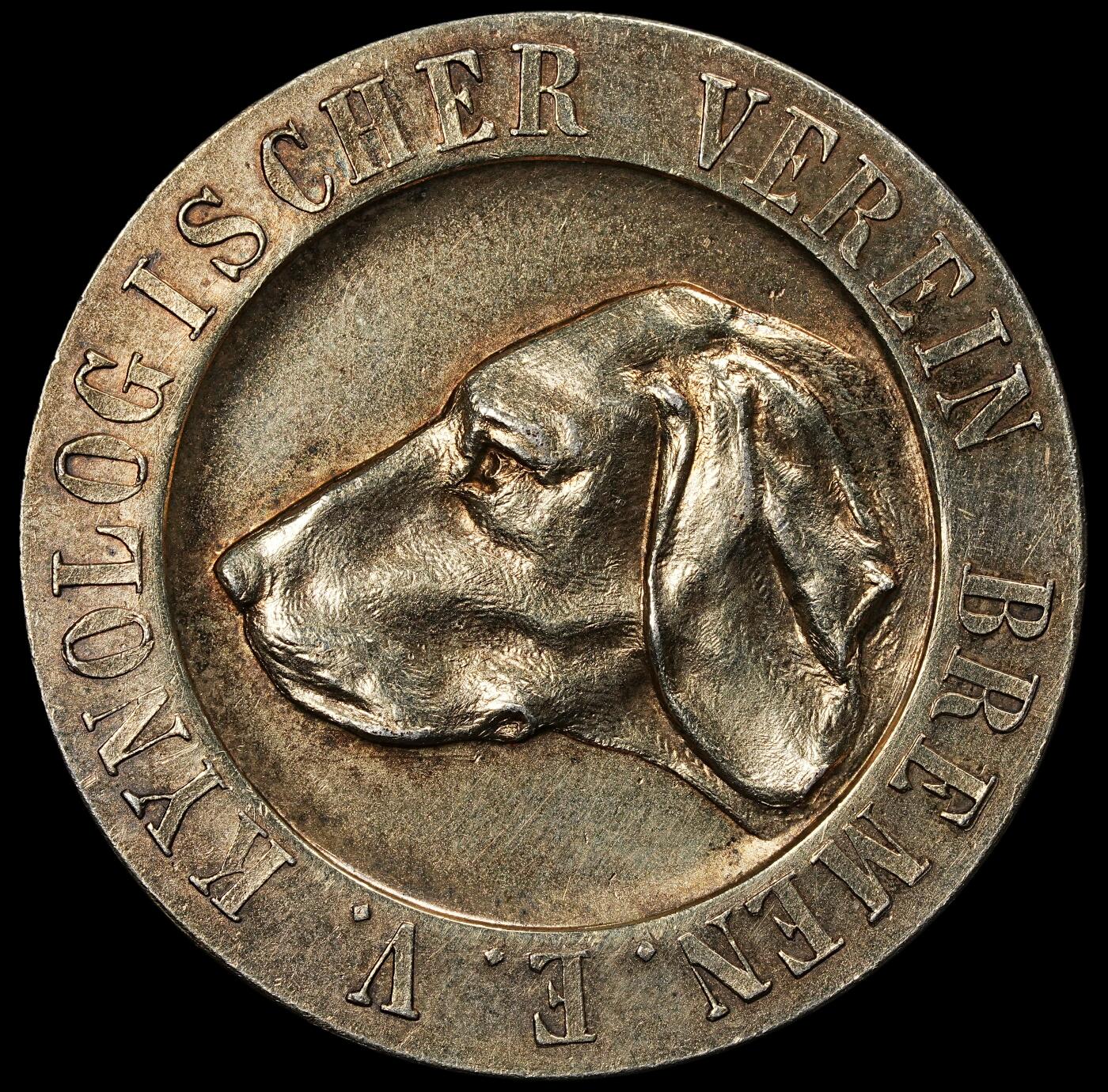 修遠堂世界钱币第102期 1903 年德国不来梅犬业协会“第一届国际犬展”纪念鎏金银章，边缘局部略有打磨和磕碰，33.20mm，16.16g