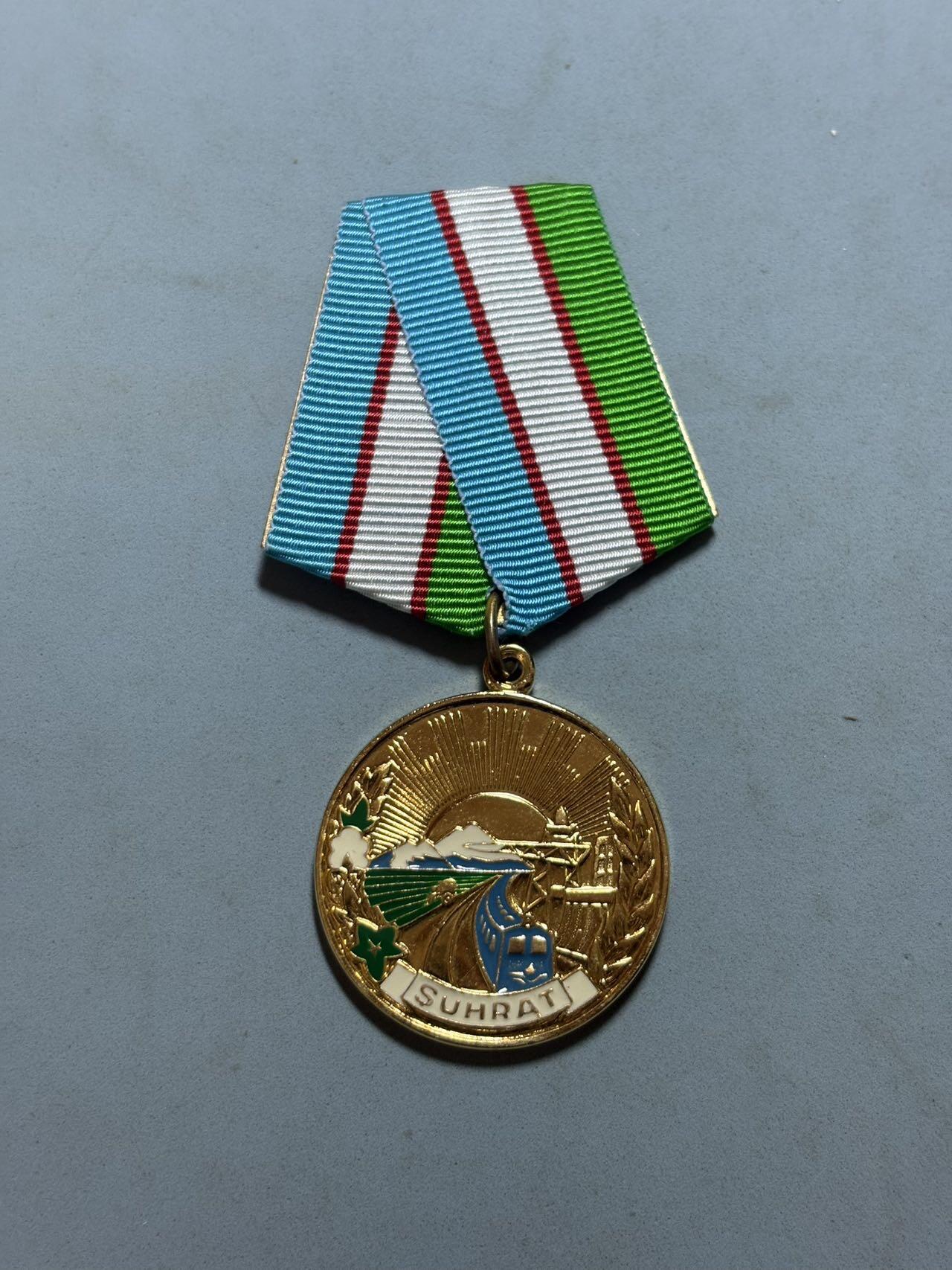 盛世勋华——号角文化勋章邮票专场拍卖第302期 乌兹别克斯坦荣誉奖章带证书，该奖章1994年授予“Молохова Надежда”（娜杰日达·莫洛霍娃），该章由乌兹别克斯坦首任总统伊斯兰·卡里莫夫于1994年设立，是乌兹别克斯坦重要的国家荣誉之一。授予对象为乌兹别克斯坦公民及外籍人士，表彰其在经济、科学、文化发展，以及培养下一代爱国主义精神、维护国家独立与社会进步等领域中，凭借勤恳工作取得的杰出成就。