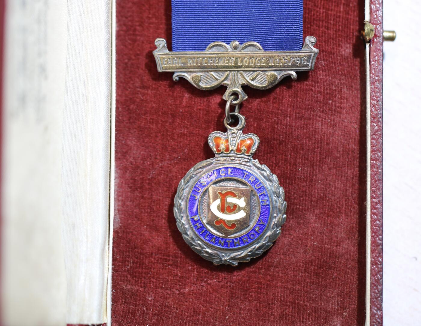 大猫徽章拍卖 第287期 英国共济会1937年银质奖章，原盒装，33克，925银镶珐琅，一位英国爵士背面可查