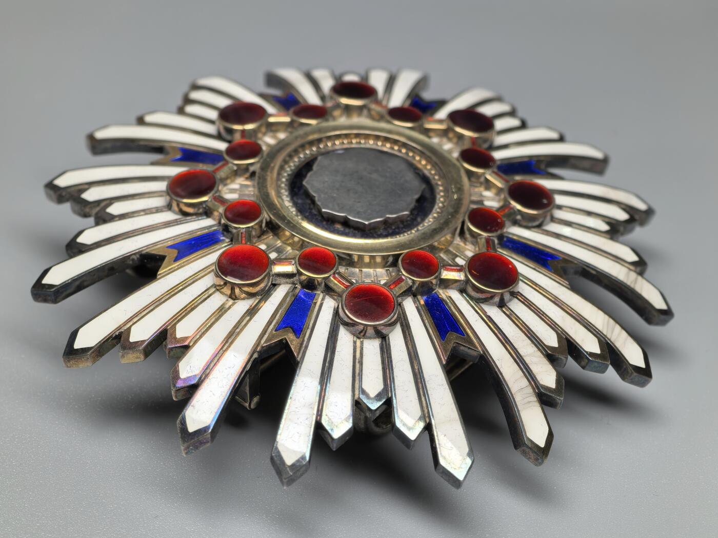 小驴勋章奖章收藏1月24日周六晚六点拍卖（珍爱和平，收藏战争，铭记历史，勿忘国耻，忠党爱国。有偿代拍，送拍规则在简介最后，参拍须阅读规则后再参拍，关系到运费包装发货时效真假辨别等关键信息，拍卖时不再发原图，看大图店主微信码在拍卖店铺介绍里）