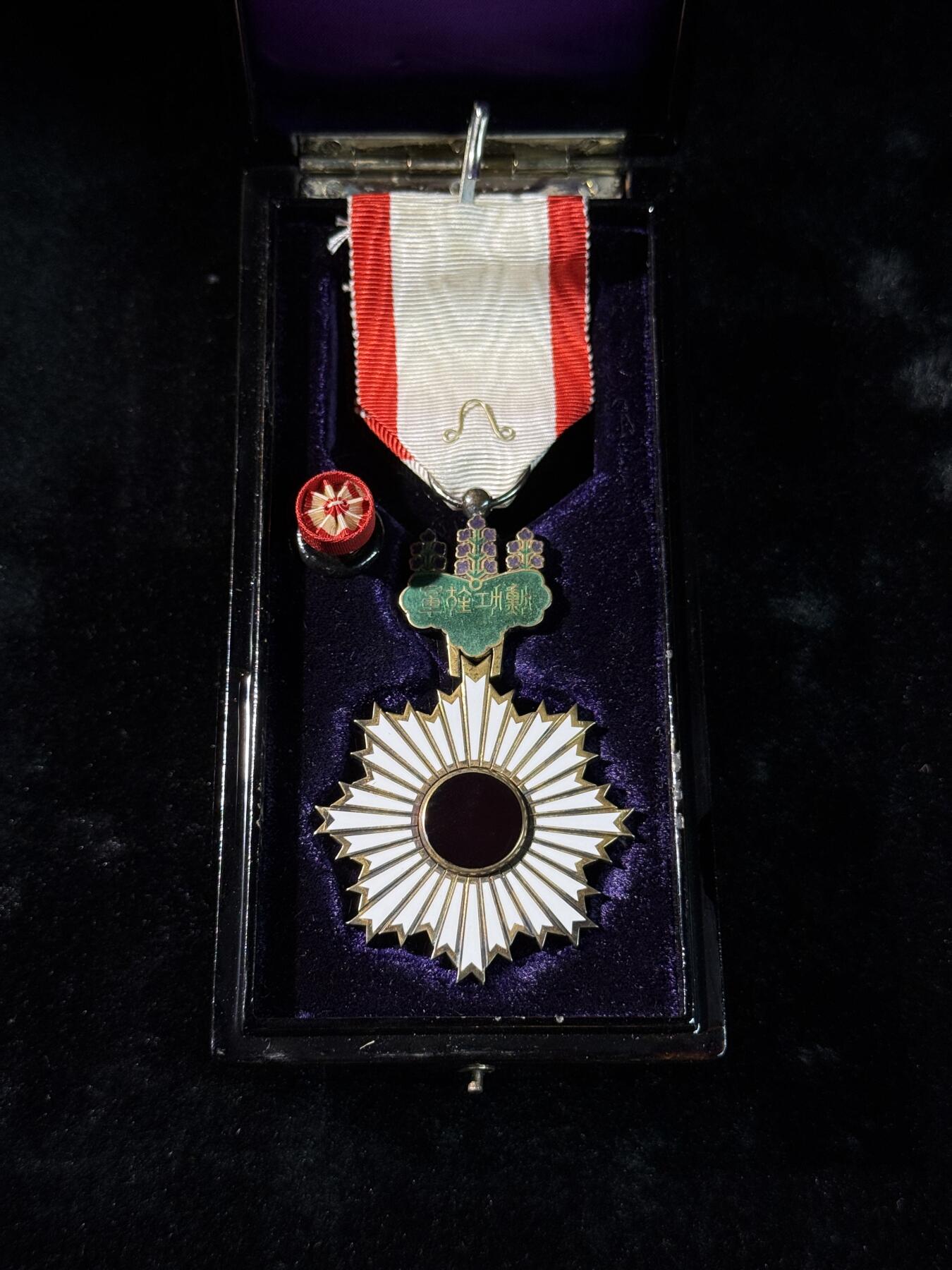 戎马世界章牌大赏第110期 日本勋四等旭日章，银制，盒子轻微瑕疵