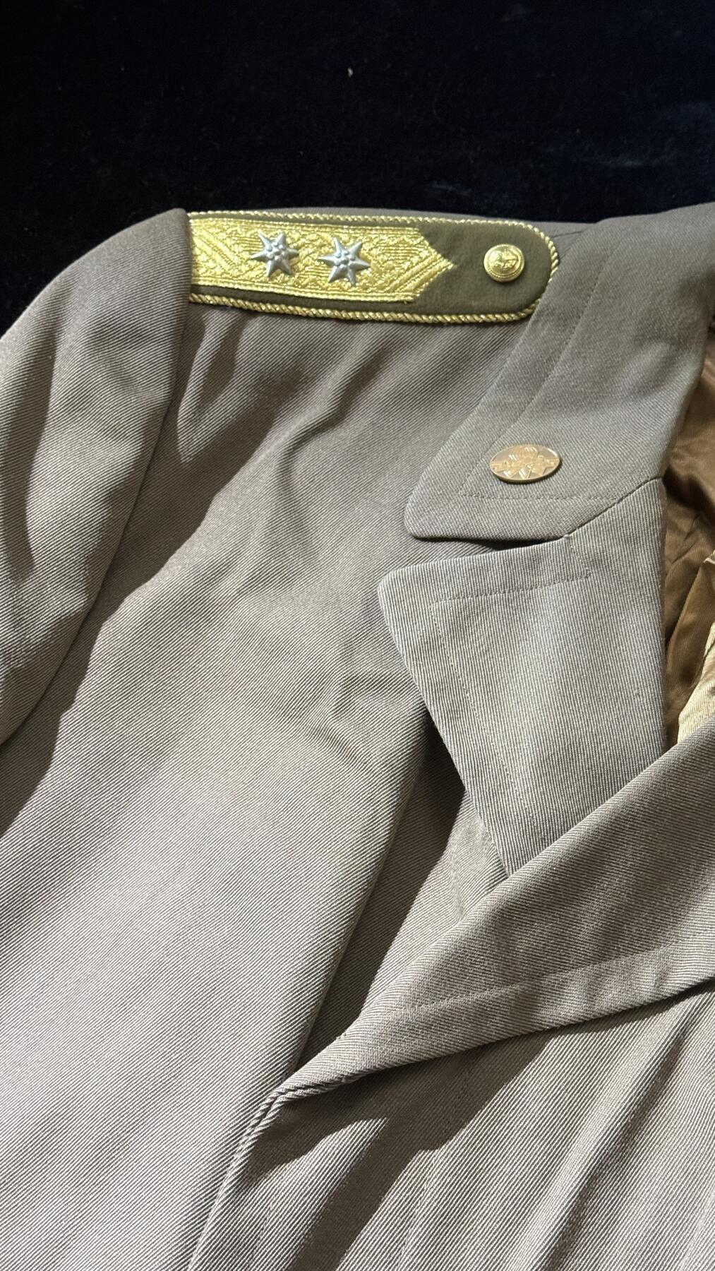 戎马世界章牌大赏第110期 匈牙利中校大衣