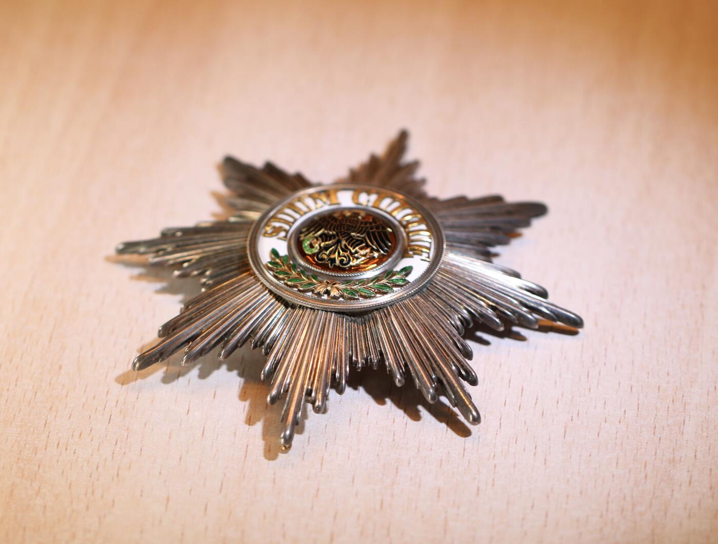 大猫徽章拍卖 第287期 德意志帝国  普鲁士——黑鹰勋章胸星 胸星以银、金及珐琅材质制成。这颗星由柏林的 J. 瓦格纳制作，并在针钩下方显示出制作者标识——“W”。