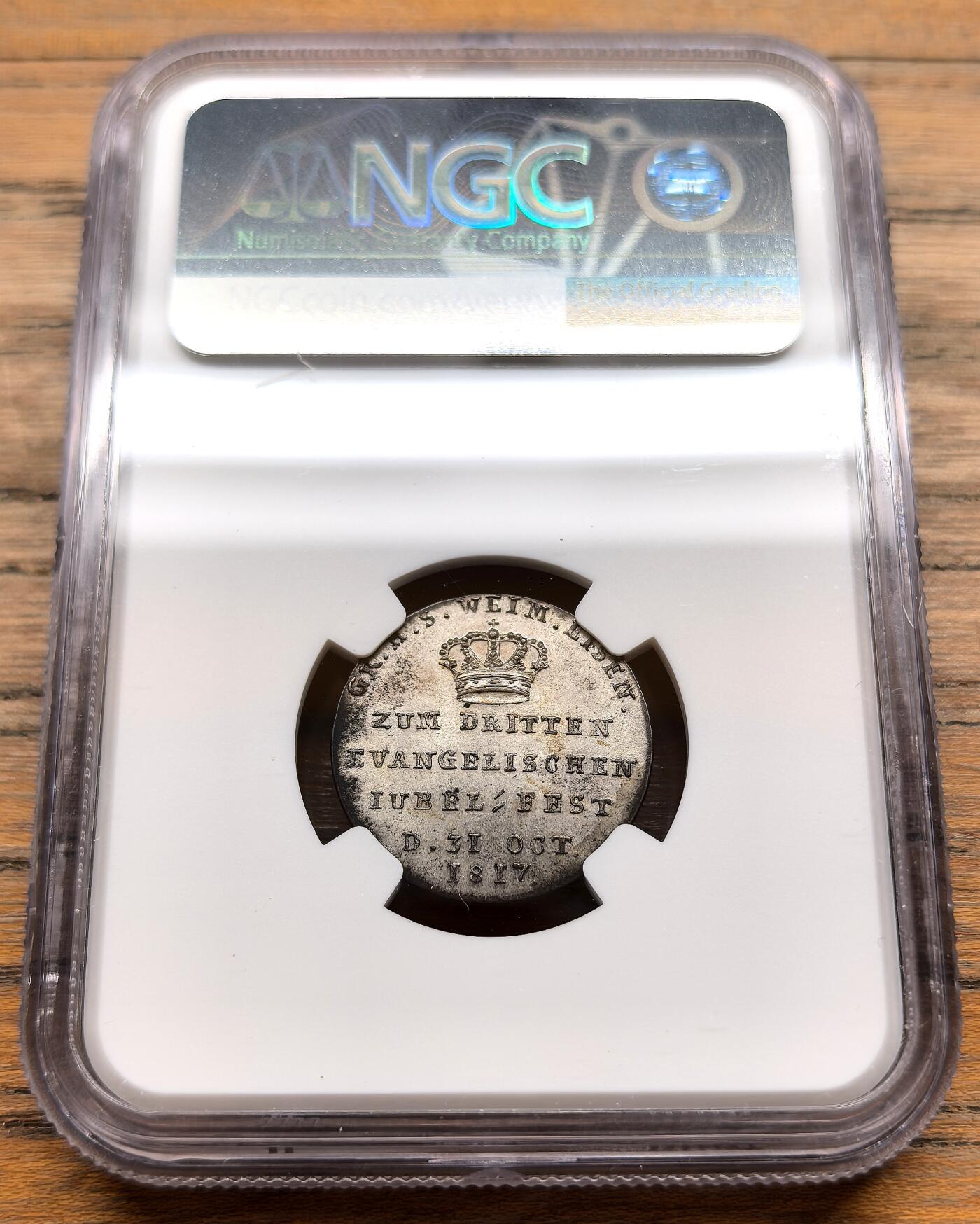 凡希社世界钱币微拍第三百十九期 1817年德国萨克森-魏玛-艾森纳赫宗教改革300周年杜卡特型银质币章NGC-MS62，正面中央图案为一本摊开的圣经，四周配以放射状芒线，环绕铭文“DEIN WORT BLEIBE IN EWIGKEIT”（你的话语直到永远），直接呼应了宗教改革以《圣经》为核心的理念，宗教改革庆典系列较为稀见的品种。