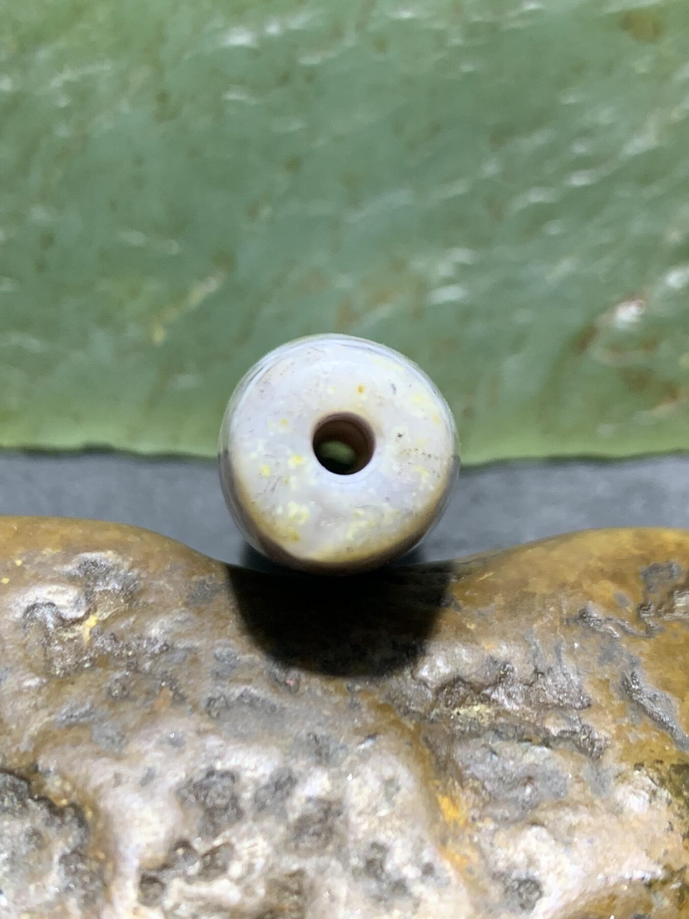 精品藏传象雄朱砂九眼随形天珠一颗