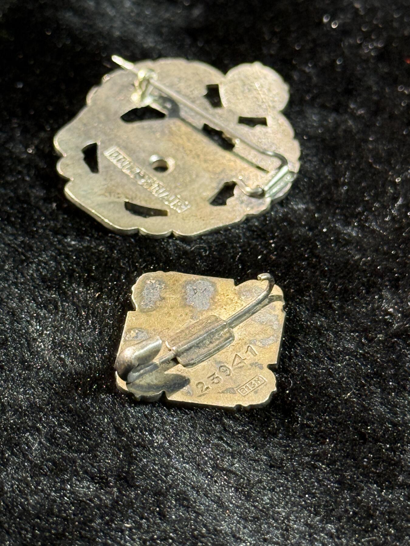 戎马世界章牌大赏第110期 左：芬兰 体育联盟银级功勋奖章 授予15年长期服务且表现出色  6克 右： 芬兰 洛塔斯瓦德（妇女志愿国防组织）10周年服务证章 银制珐琅带号