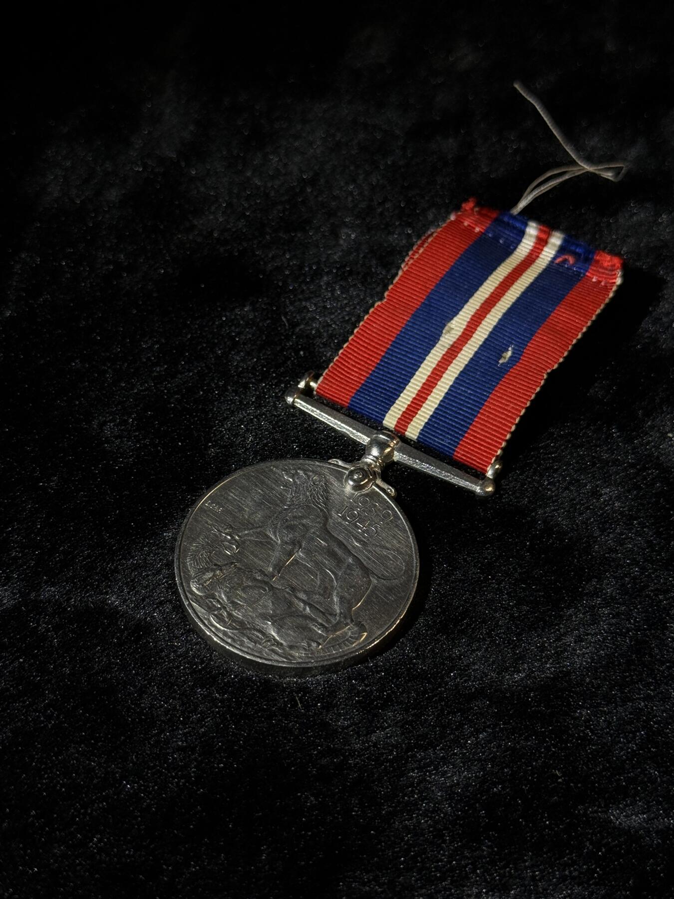 戎马世界章牌大赏第110期 英国二战战争奖章，带复刻勋饰