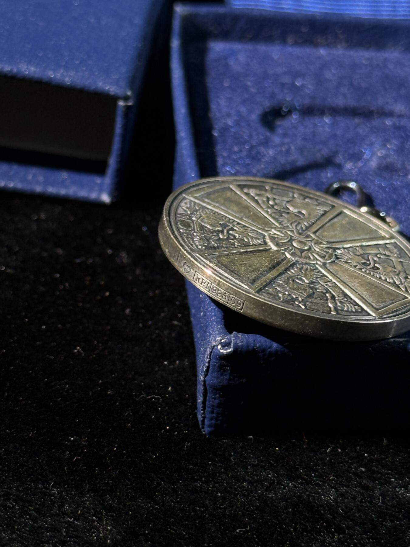 戎马世界章牌大赏第110期 芬兰一级白玫瑰奖章，带盒，银制，少见925银版本