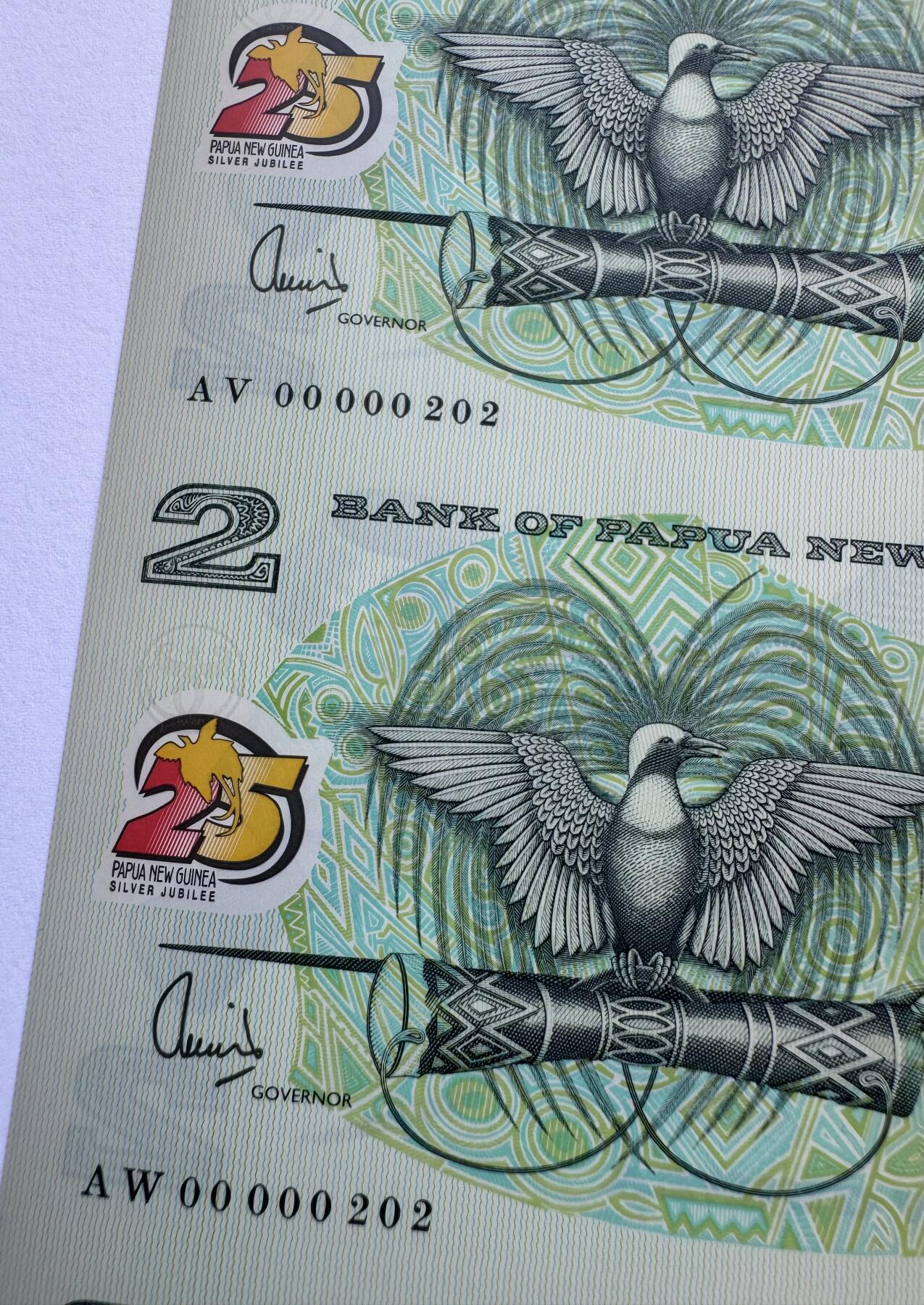 2026第2场（总第229期）：精品测试钞、连体钞综合场 三连体/百位小号202 巴布亚新几内亚“独立25周年”2基那塑料连体纪念钞UNC（AV、AW、AX冠）
