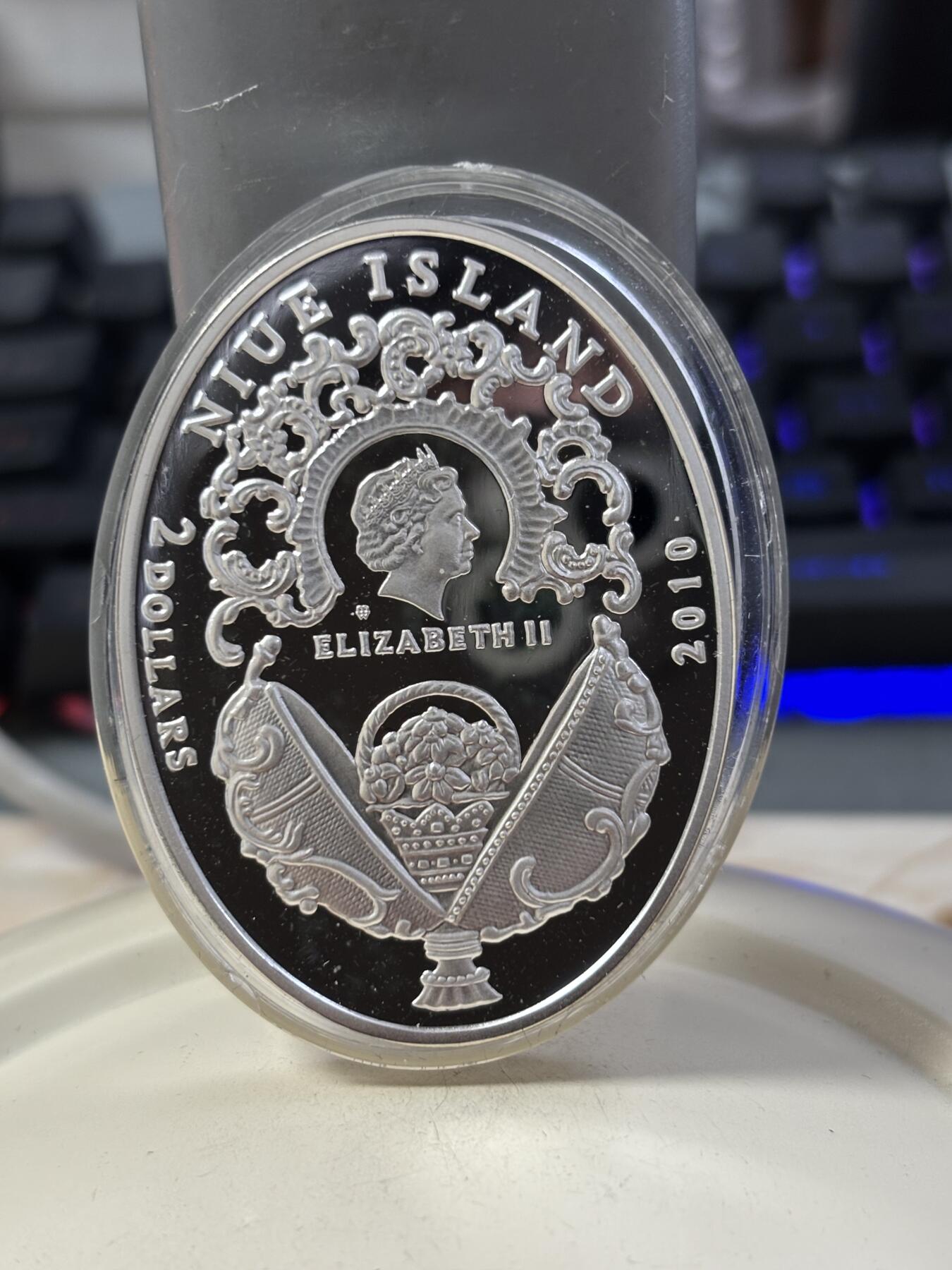 第189期拍卖 纽埃2010年俄罗斯皇家彩蛋加冕镶嵌水晶椭圆56.56克银币，925银，发行5000枚，塑料盒有瑕疵