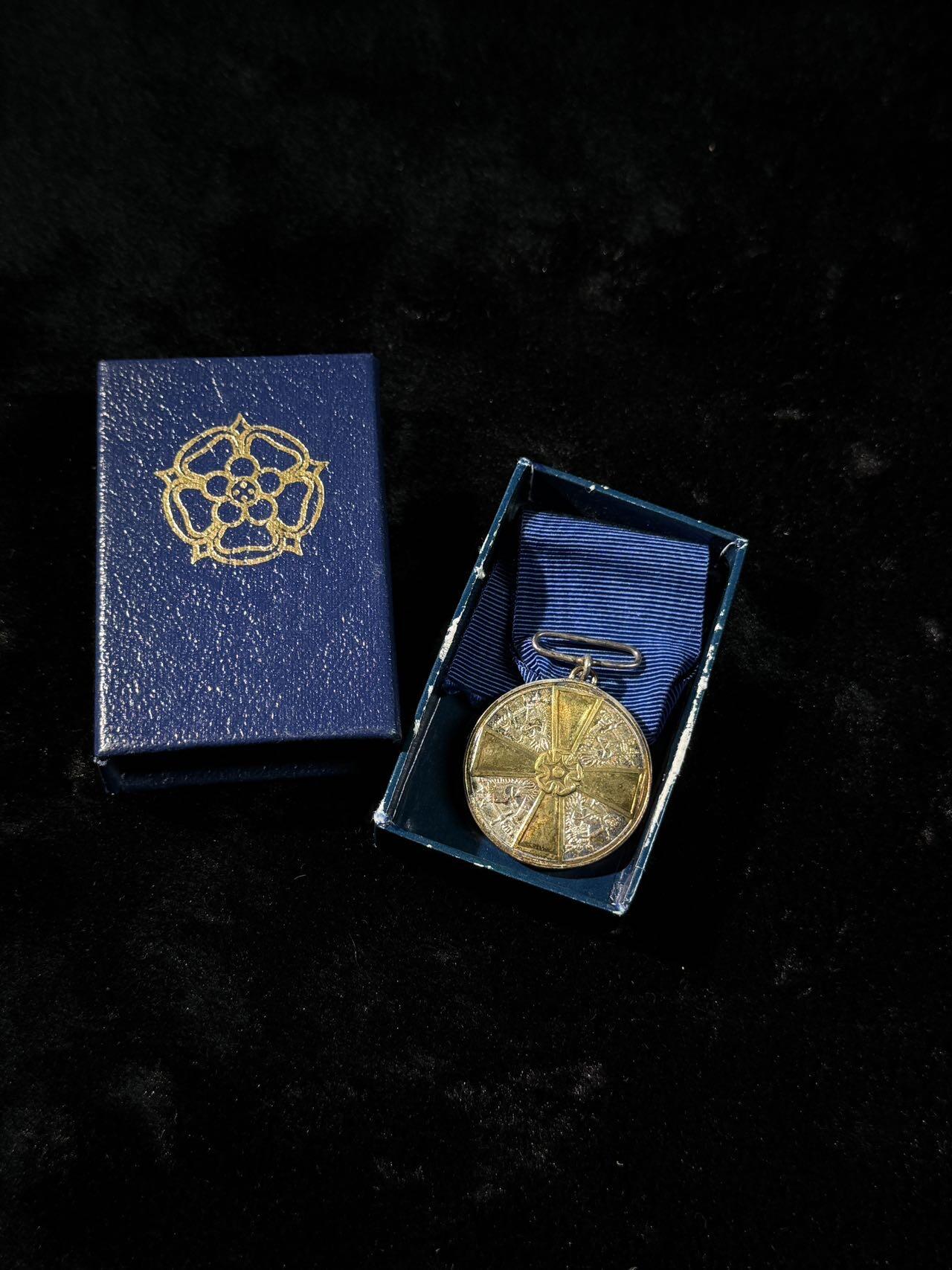 戎马世界章牌大赏第110期 芬兰金十字白玫瑰奖章，银制，带盒，14g左右